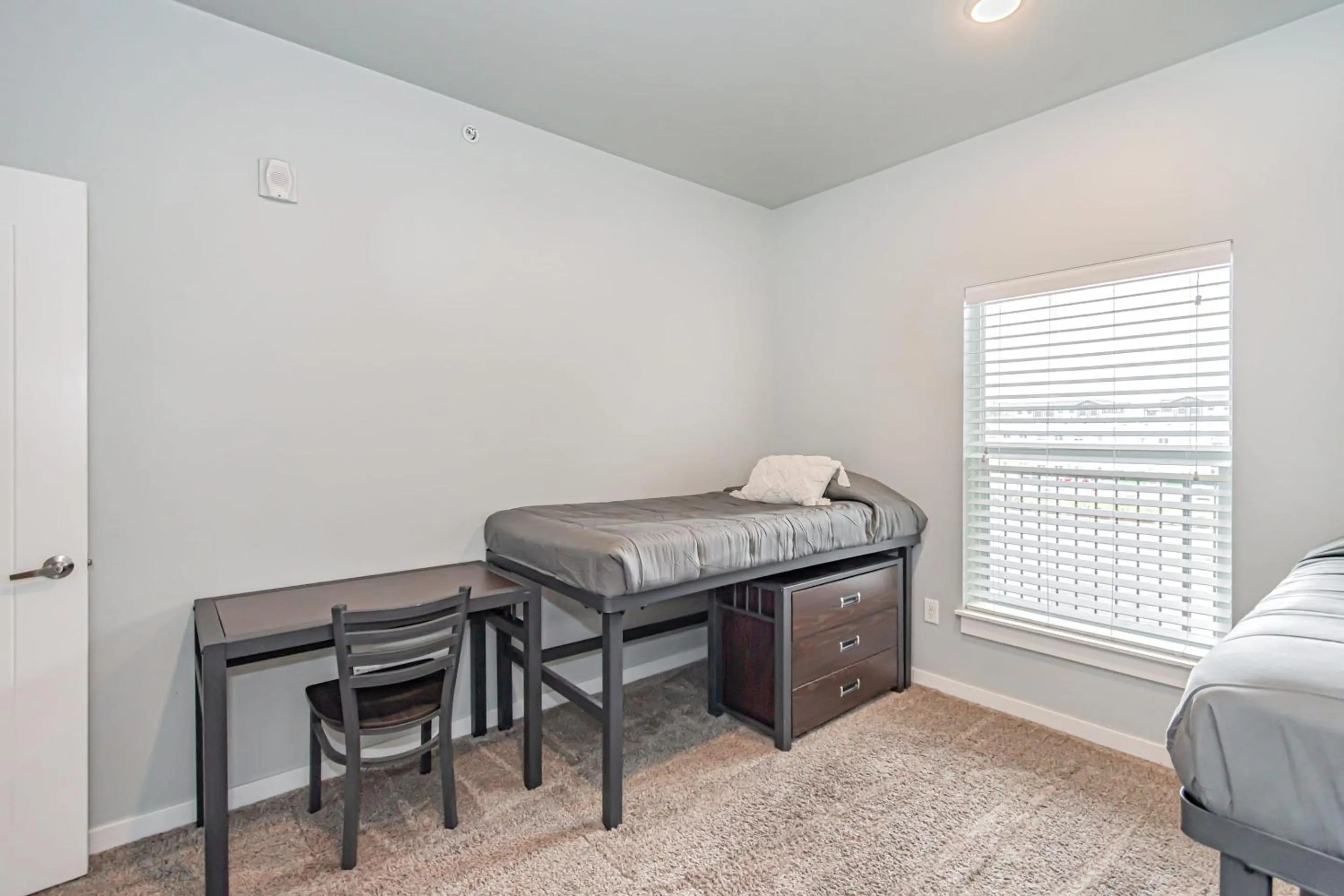 Bed in Bringham's Mill Apartments Perfect for Groups Full Kitchen Gym and Free Parking