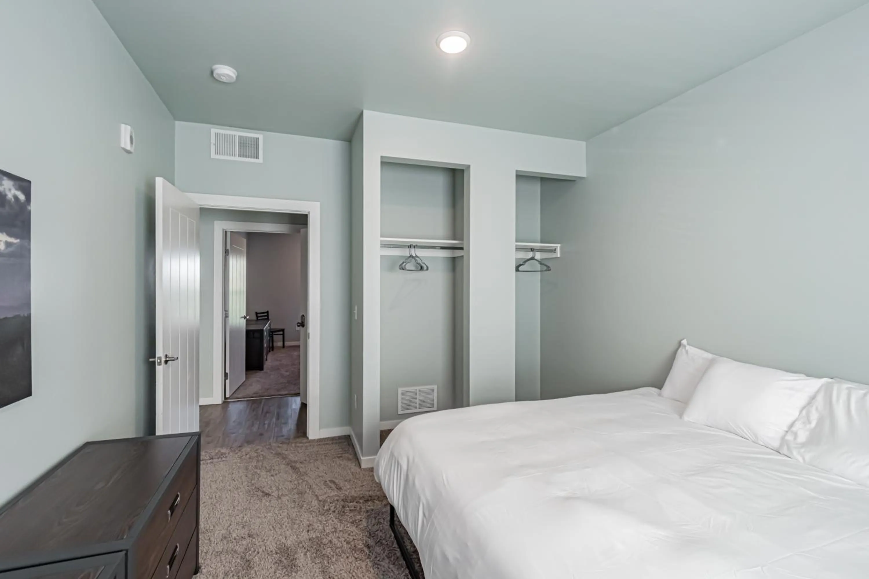 Bed in Bringham's Mill Apartments Perfect for Groups Full Kitchen Gym and Free Parking