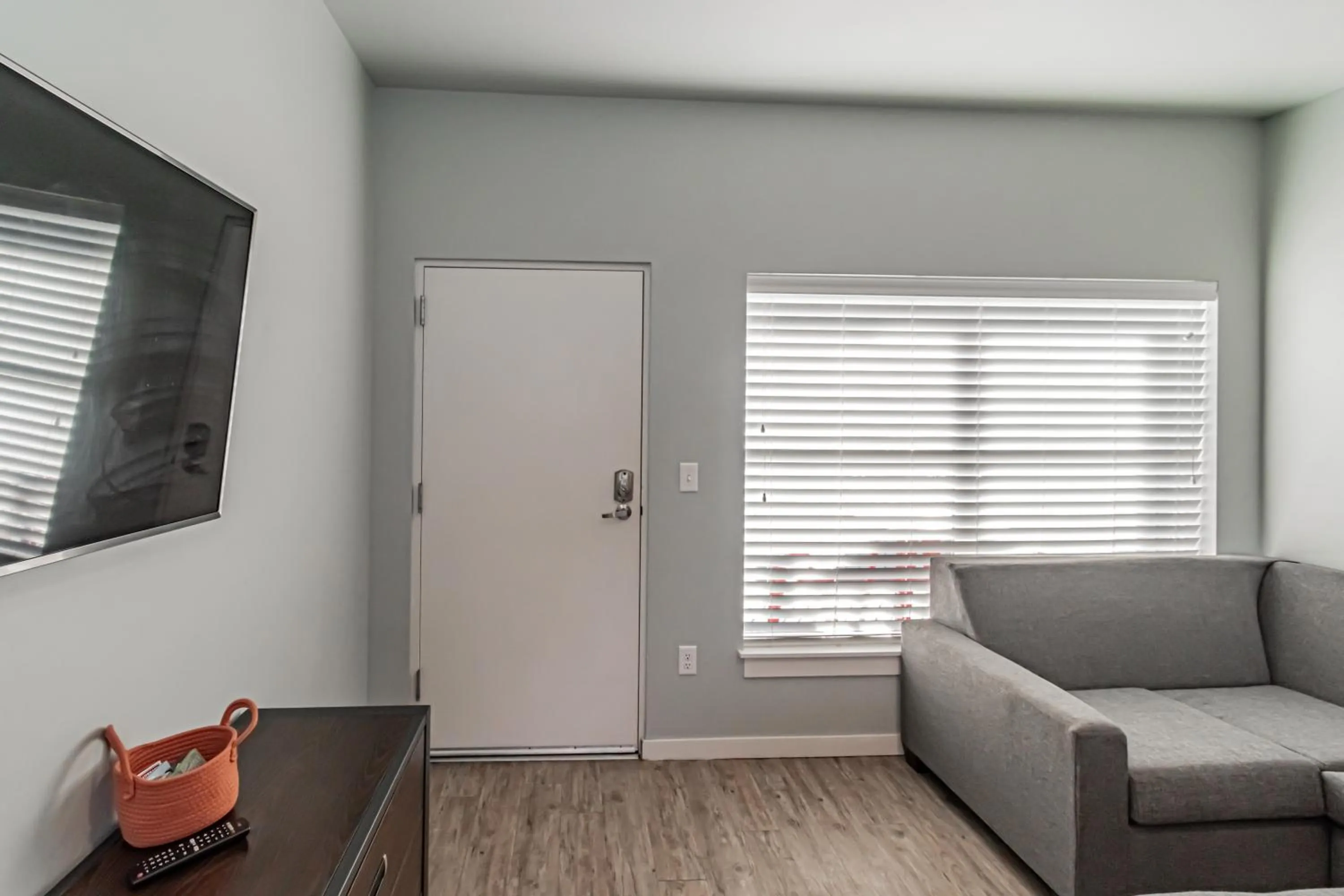 Living room in Bringham's Mill Apartments Perfect for Groups Full Kitchen Gym and Free Parking