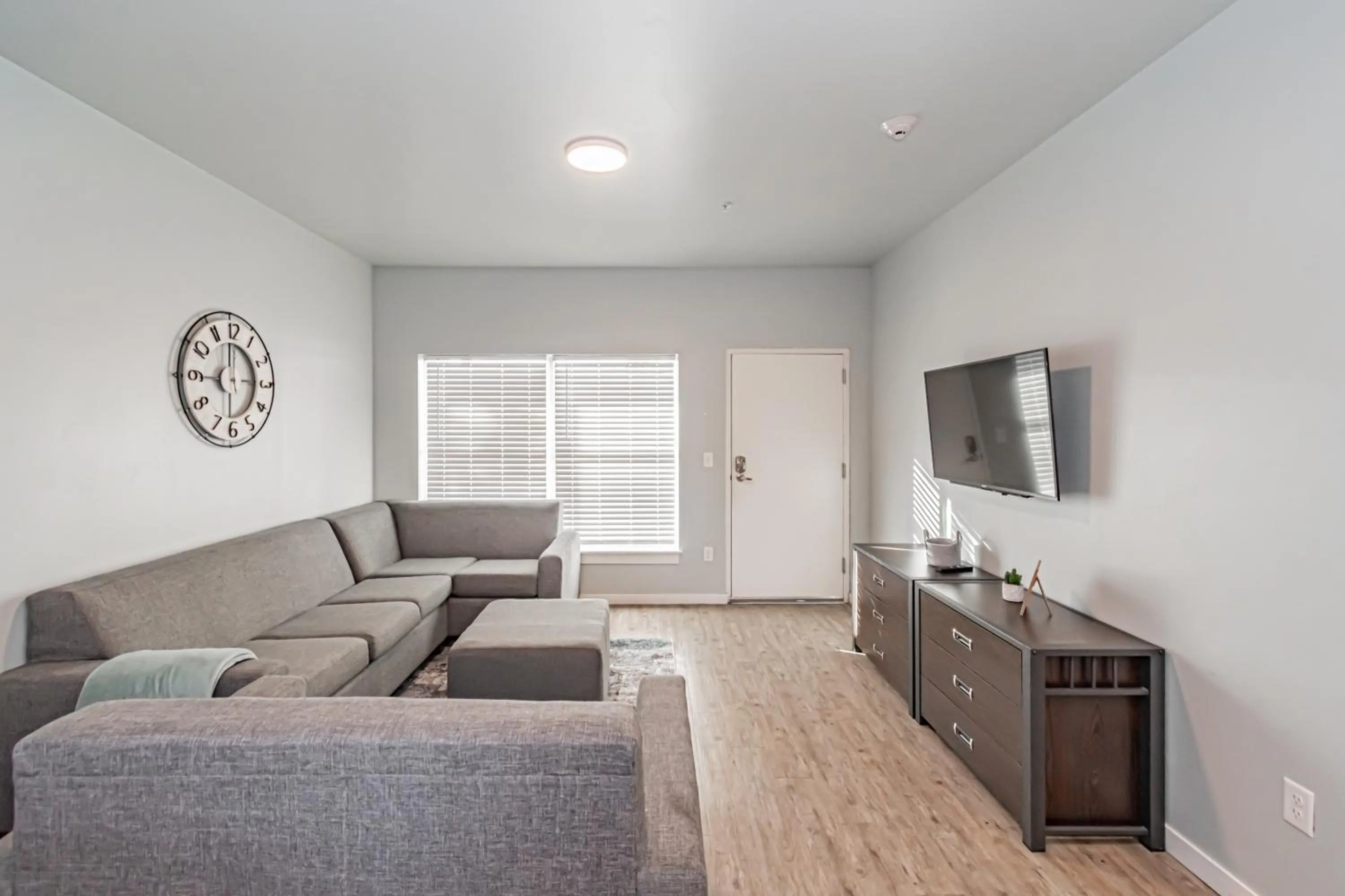 TV and multimedia in Bringham's Mill Apartments Perfect for Groups Full Kitchen Gym and Free Parking