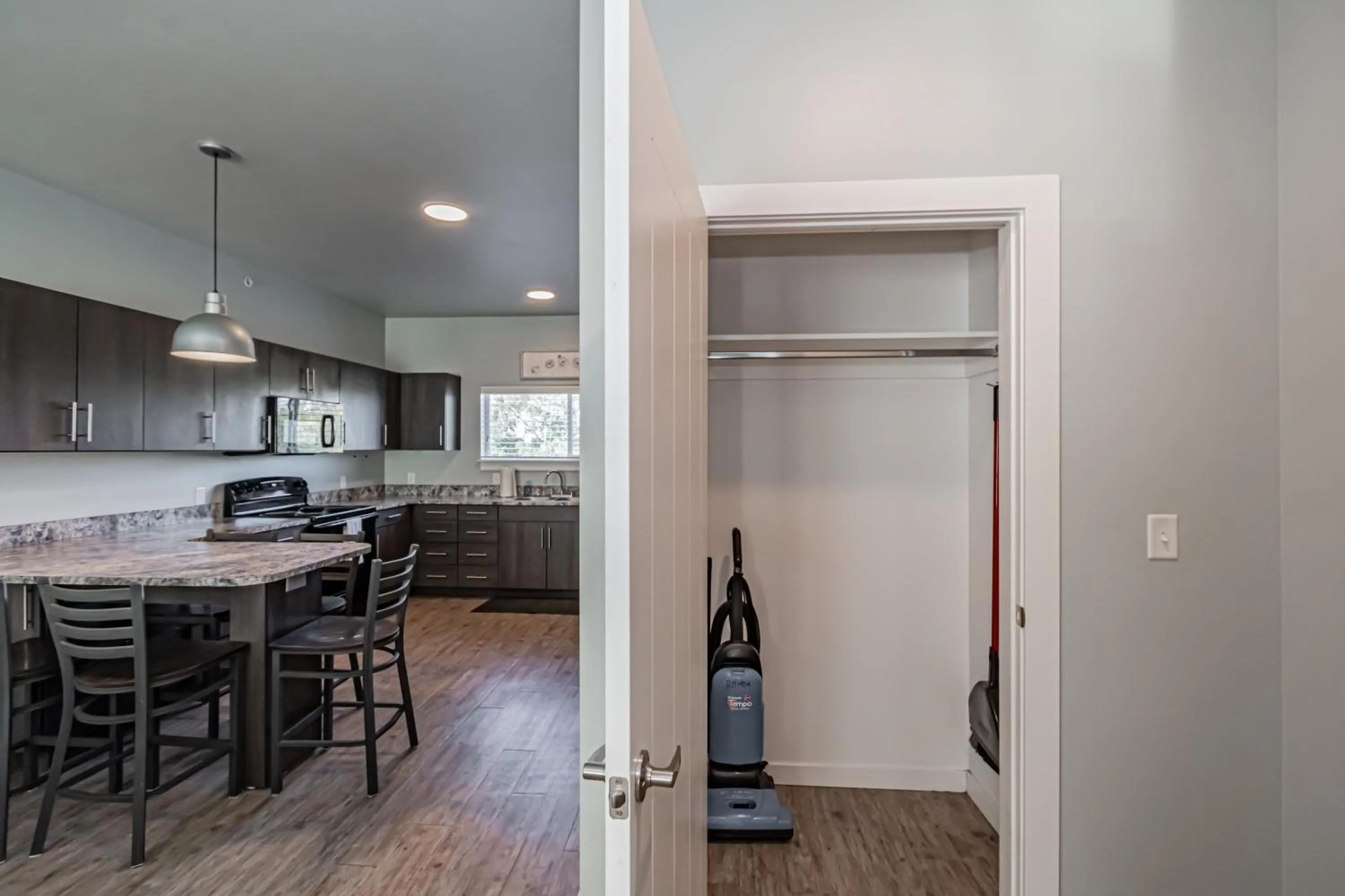 Dining area in Bringham's Mill Apartments Perfect for Groups Full Kitchen Gym and Free Parking