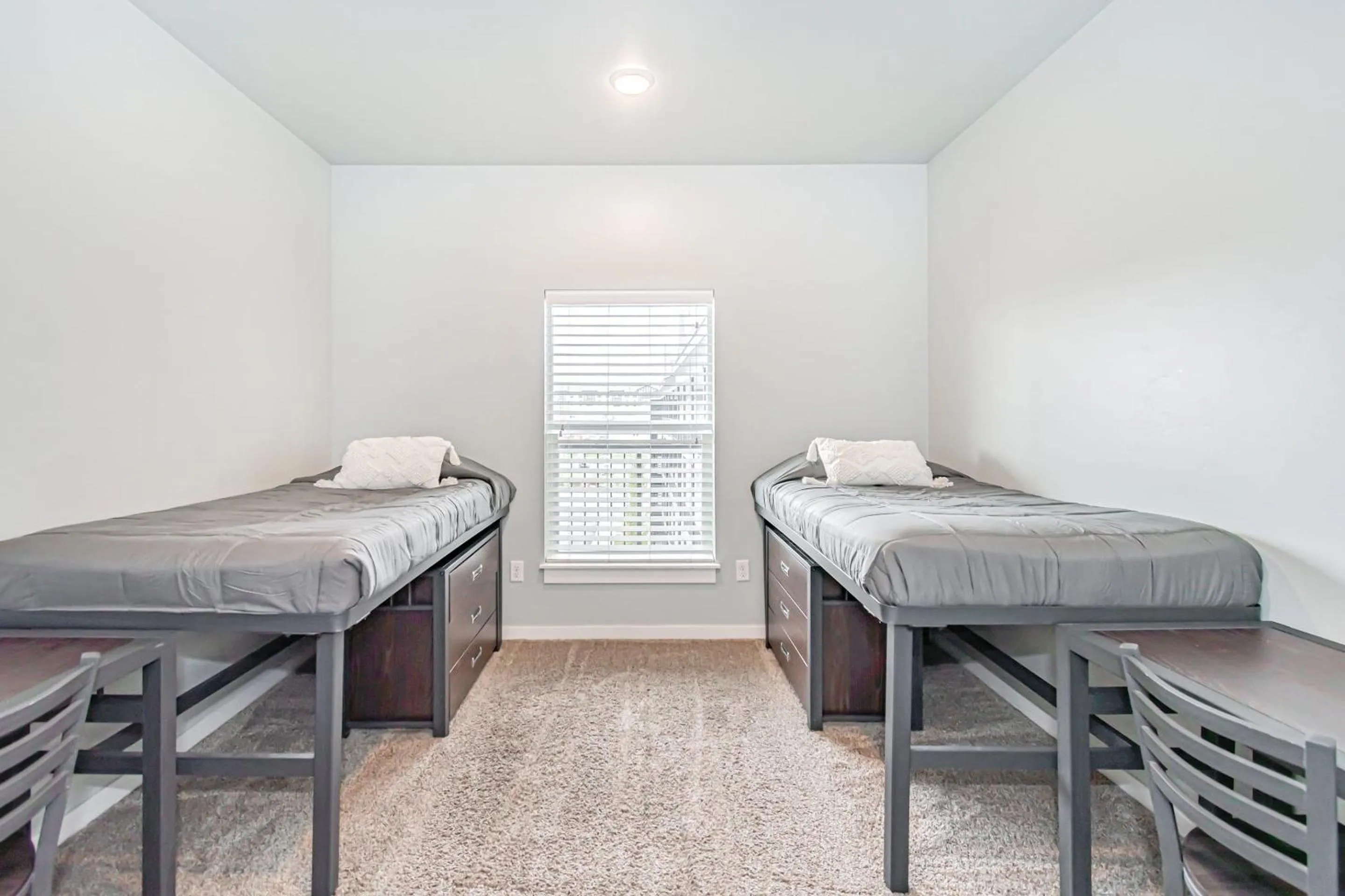 Bed in Bringham's Mill Apartments Perfect for Groups Full Kitchen Gym and Free Parking