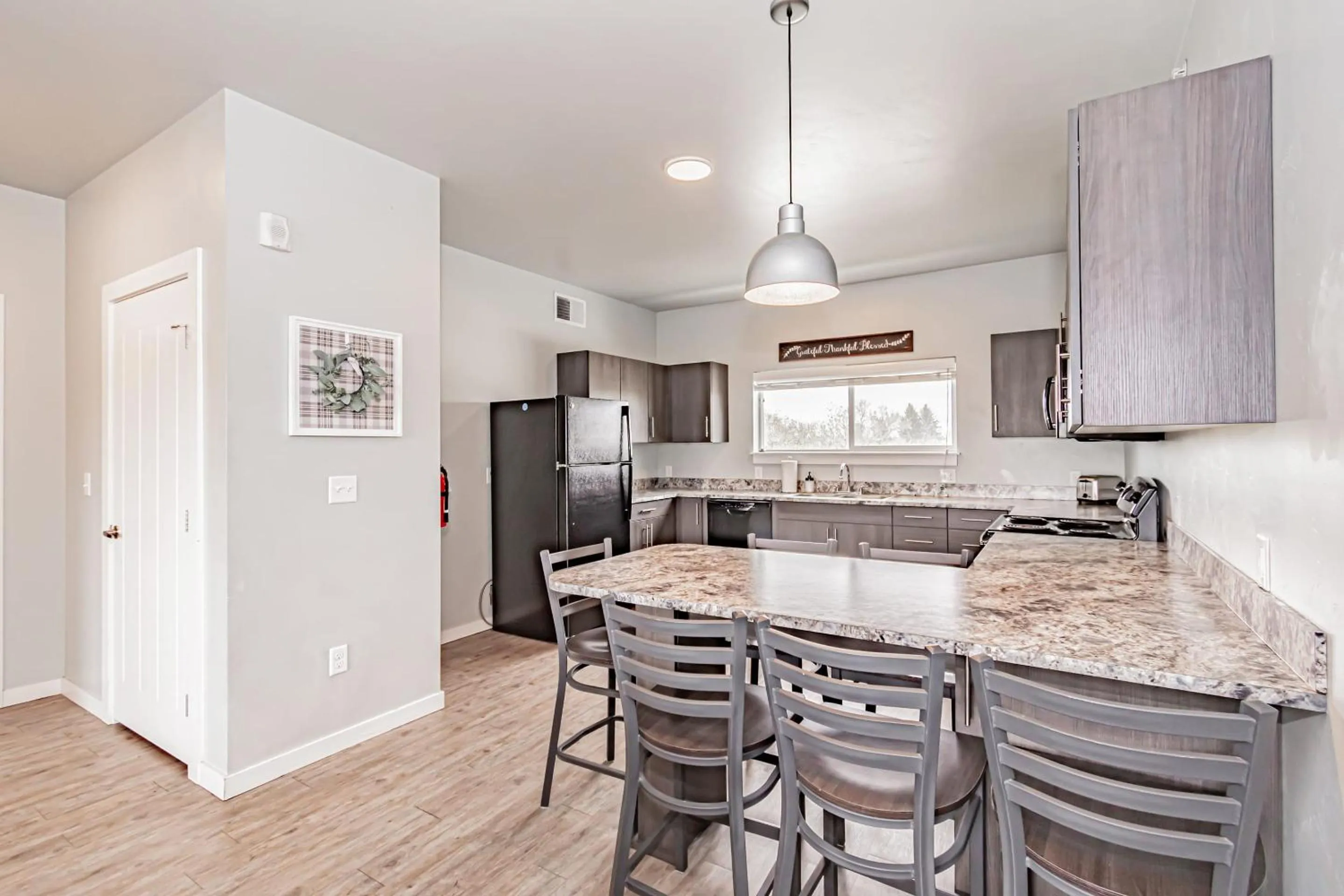 Kitchen or kitchenette in Bringham's Mill Apartments Perfect for Groups Full Kitchen Gym and Free Parking