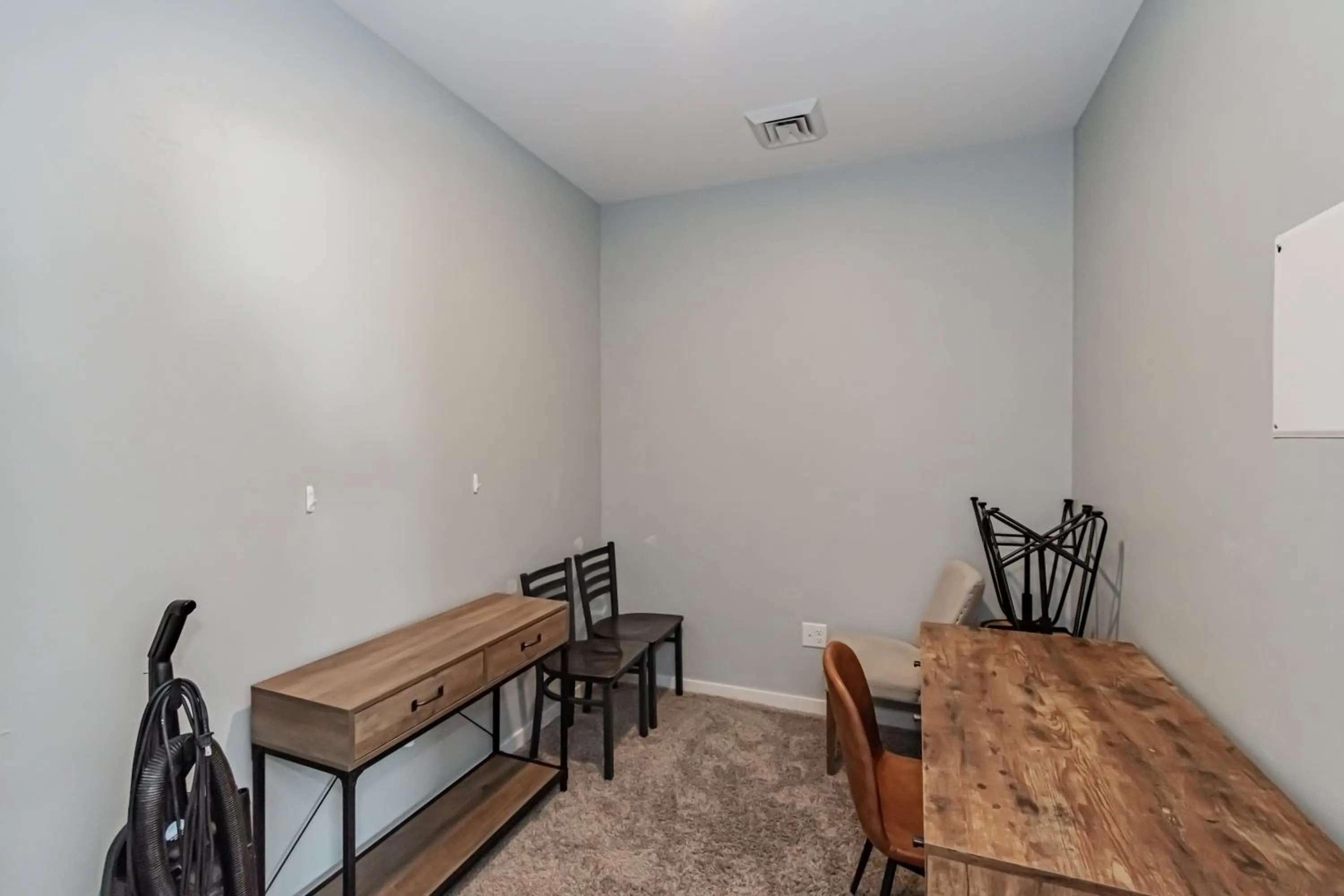 Seating area in Bringham's Mill Apartments Perfect for Groups Full Kitchen Gym and Free Parking