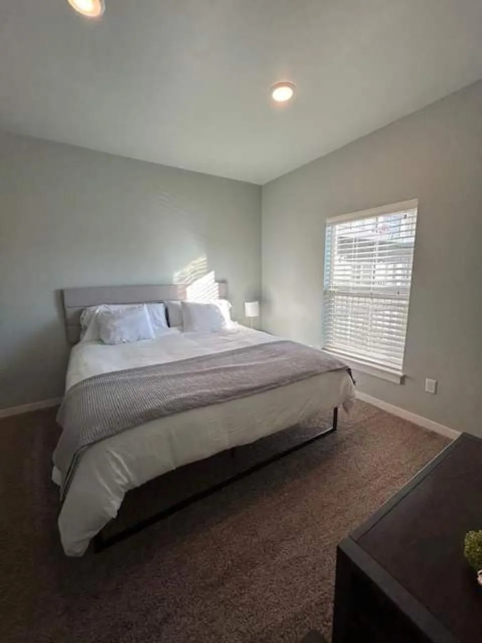 Bed in Bringham's Mill Apartments Perfect for Groups Full Kitchen Gym and Free Parking