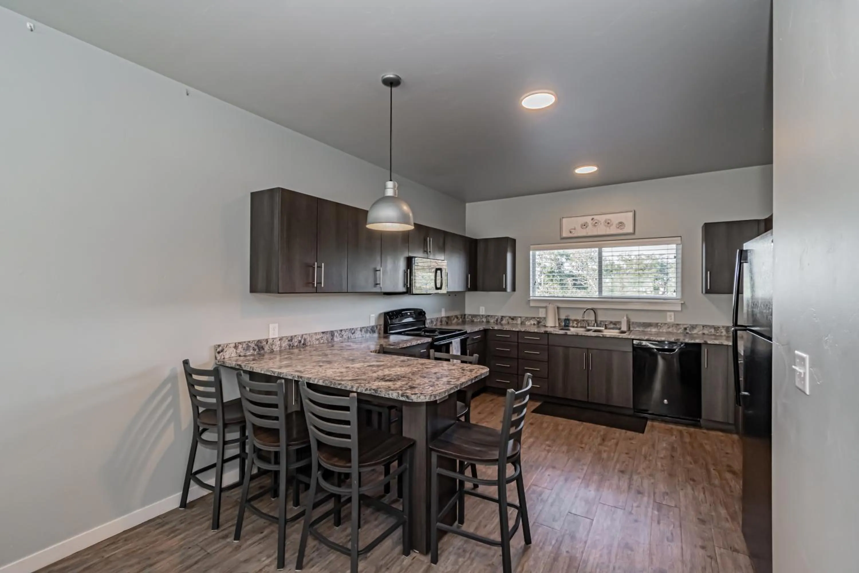 Coffee/tea facilities in Bringham's Mill Apartments Perfect for Groups Full Kitchen Gym and Free Parking