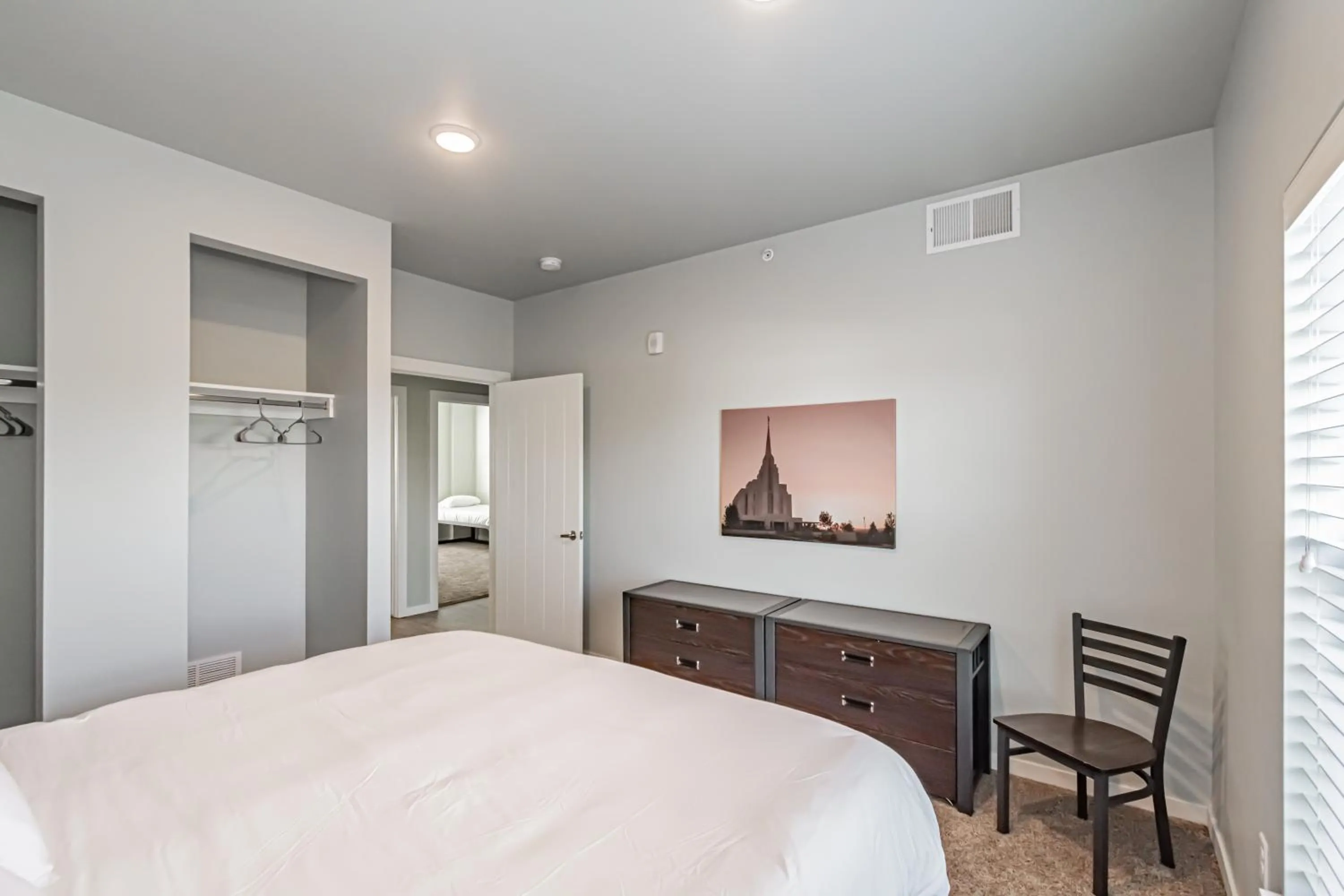 Bed in Bringham's Mill Apartments Perfect for Groups Full Kitchen Gym and Free Parking