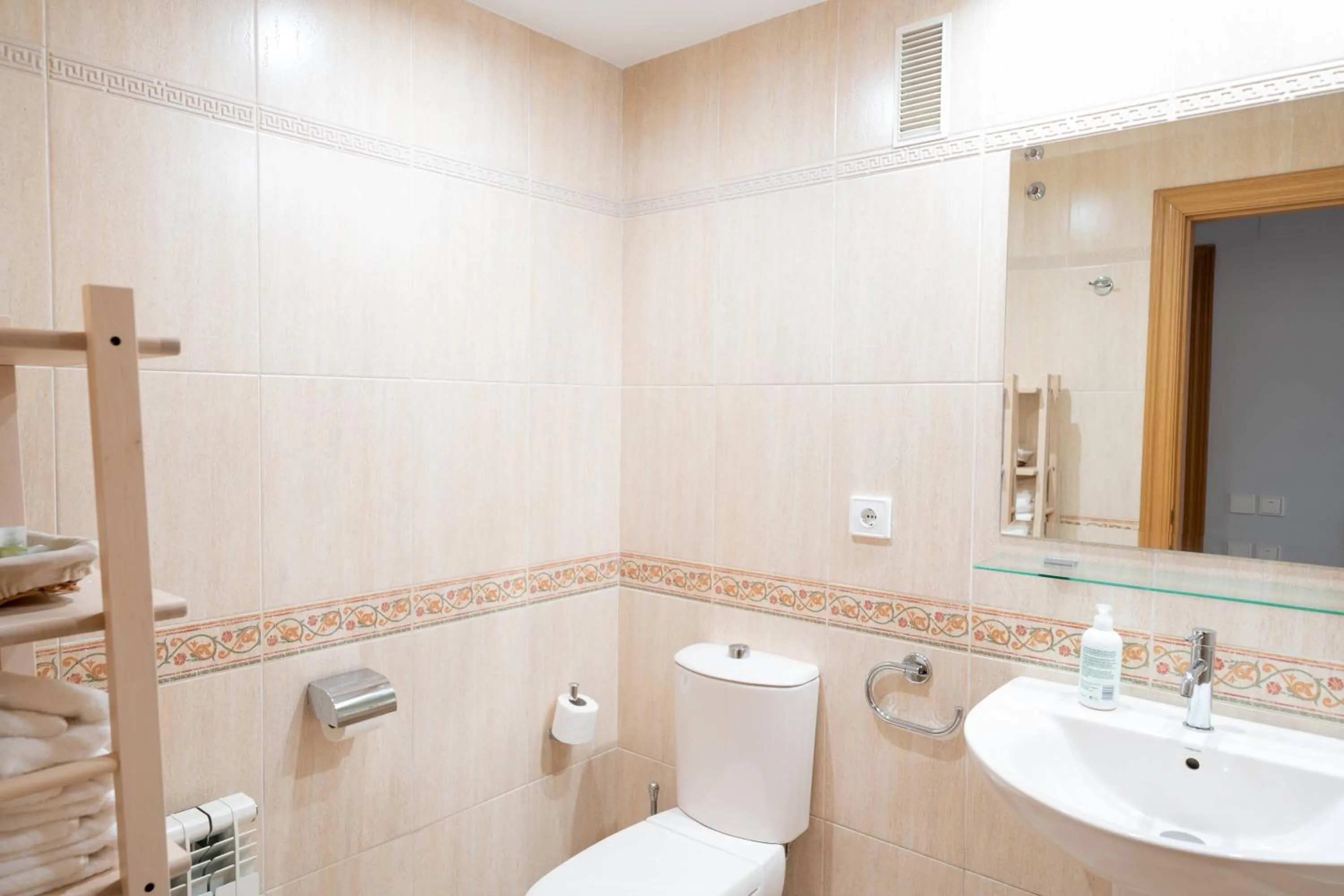 Toilet in Apartamentos GO - Génova Parquesol - Parking Gratuito-Zona libre de bajas emisiones