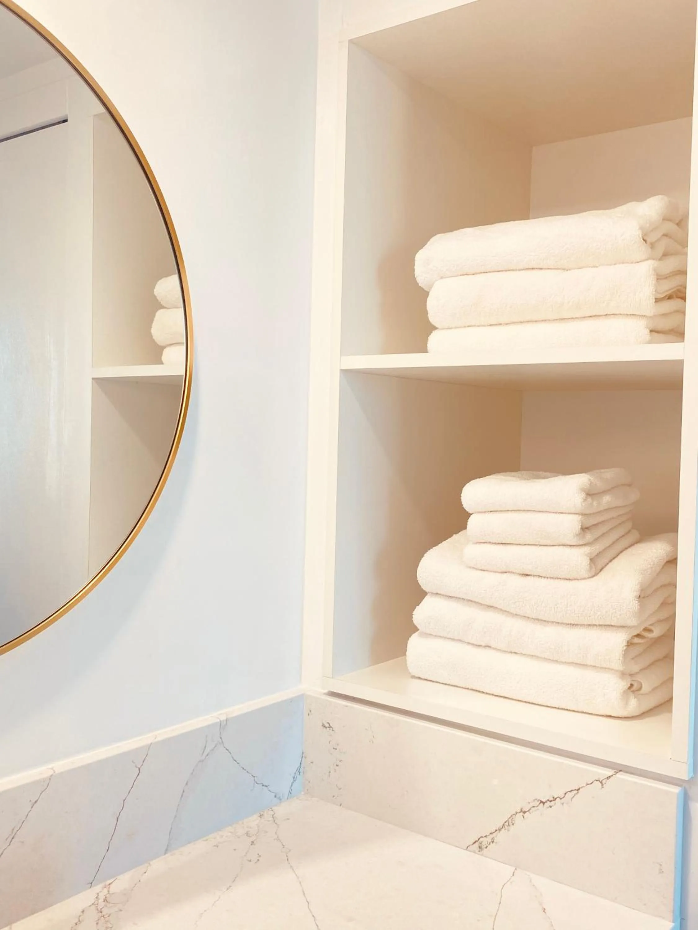 Newly renovated luxury, modern style Waikiki Sunset Hotel Ocean view Freeparking