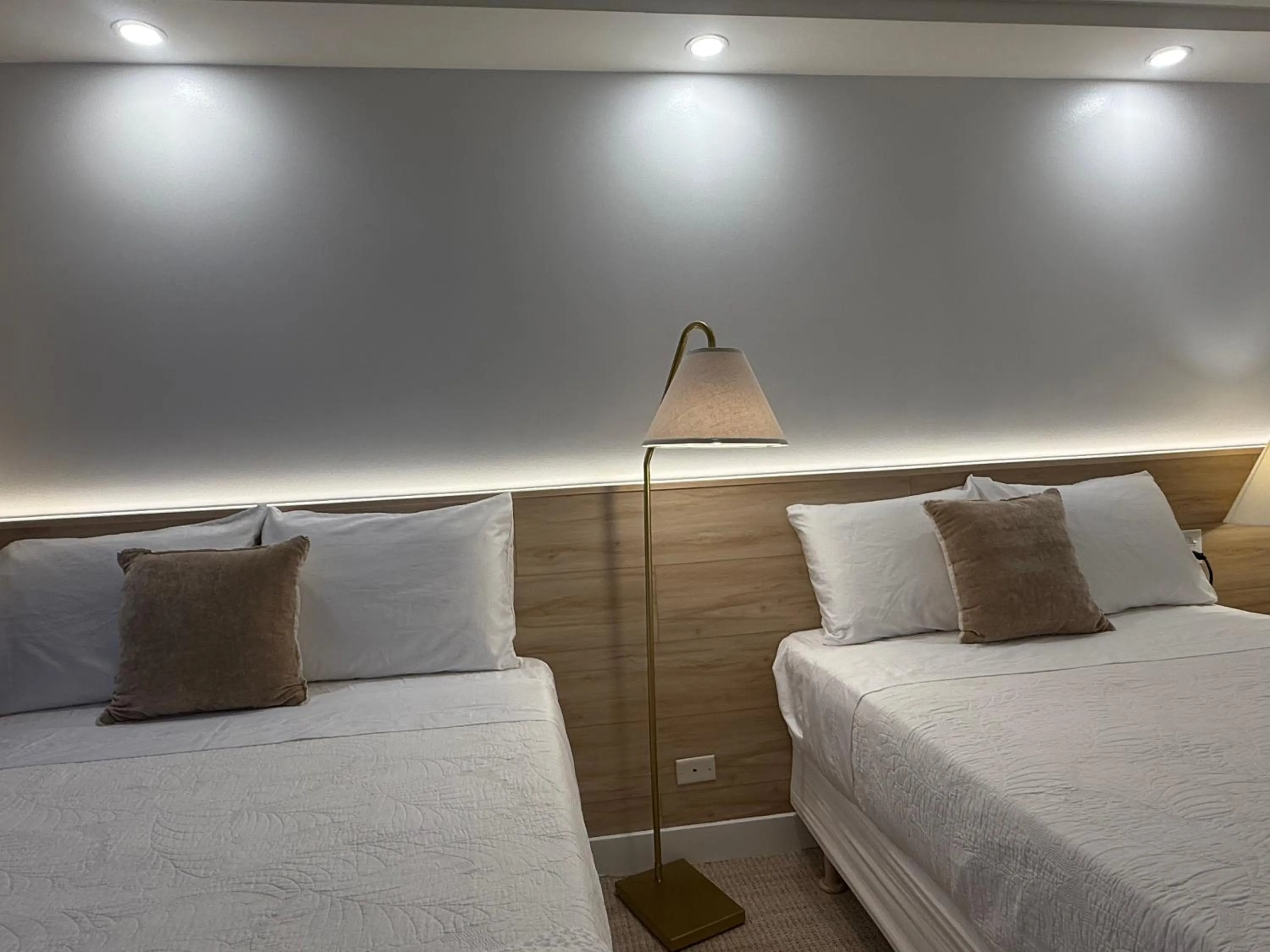 Bed in Newly renovated luxury, modern style Waikiki Sunset Hotel Ocean view Freeparking