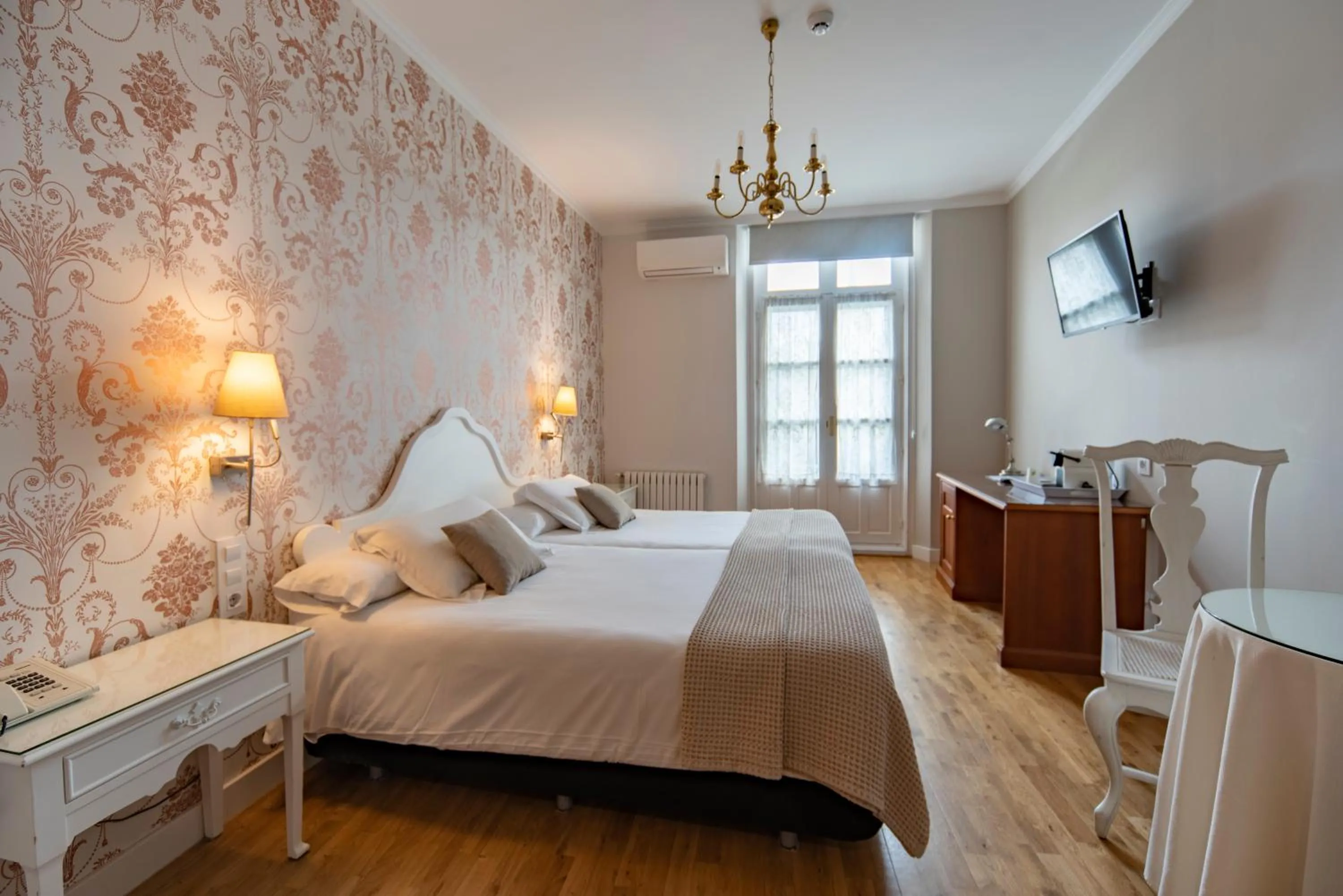 Photo of the whole room, Bed in Hotel Infanta Isabel by Recordis Hotels