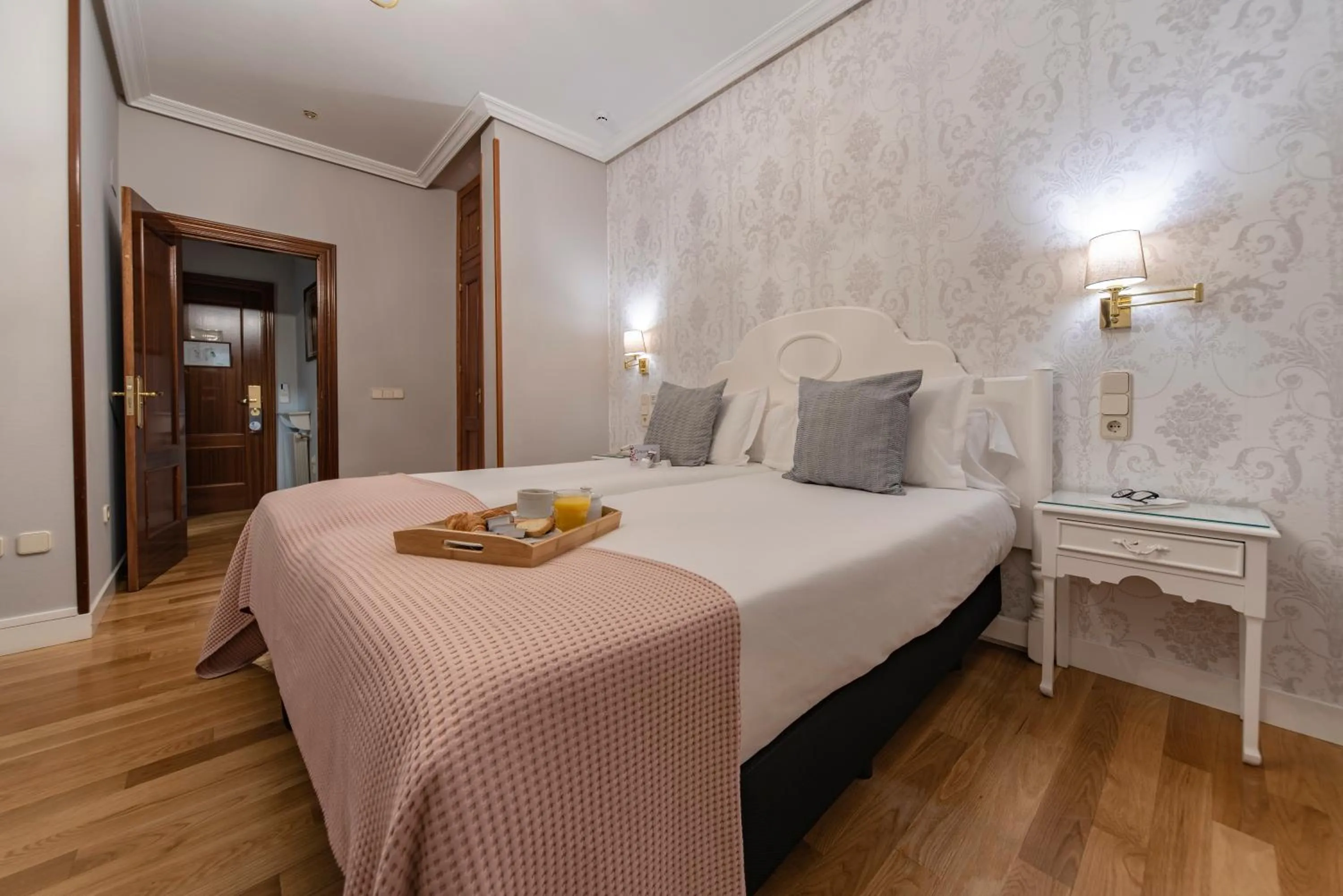 Photo of the whole room, Bed in Hotel Infanta Isabel by Recordis Hotels