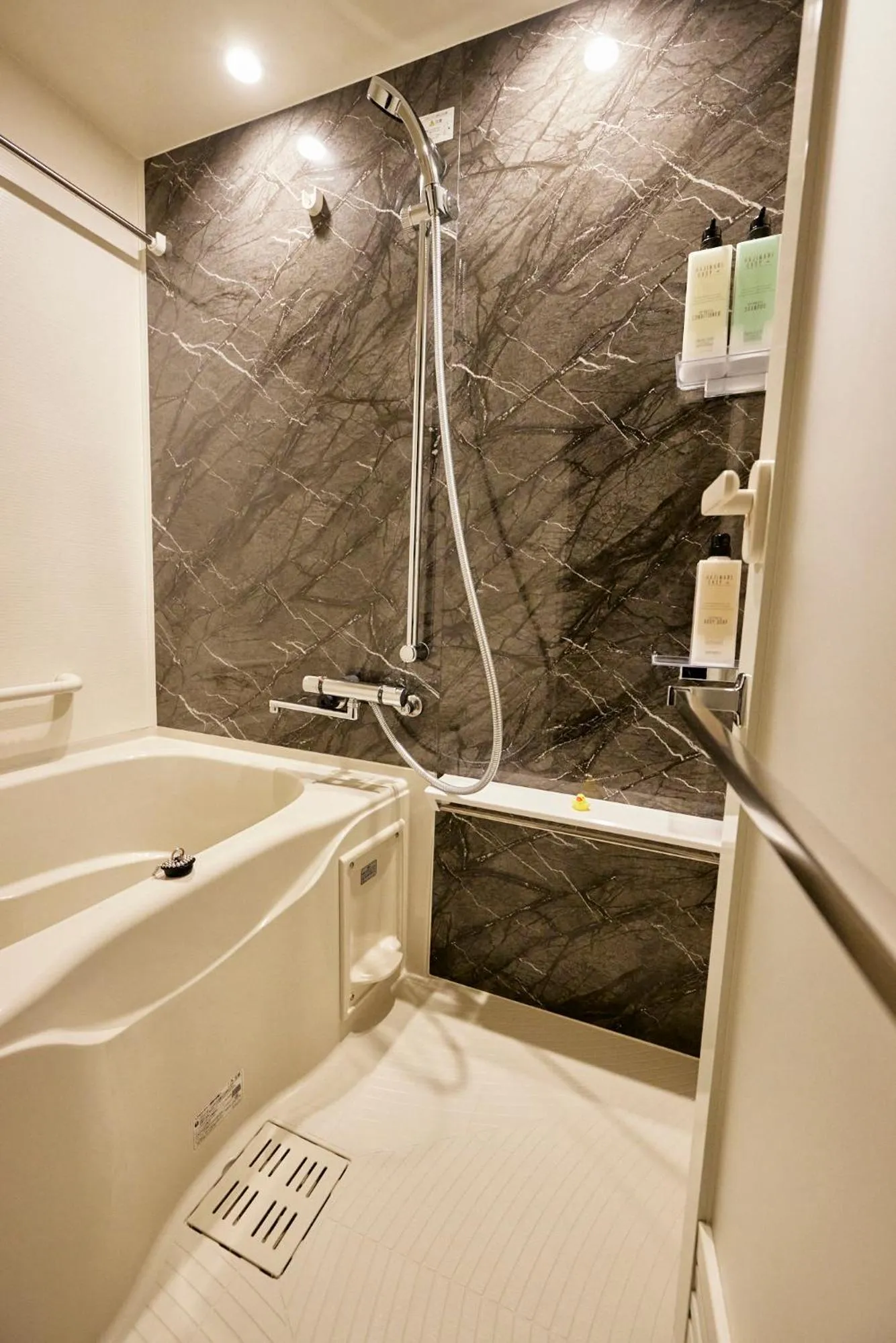 Shower in Section L Hatchobori