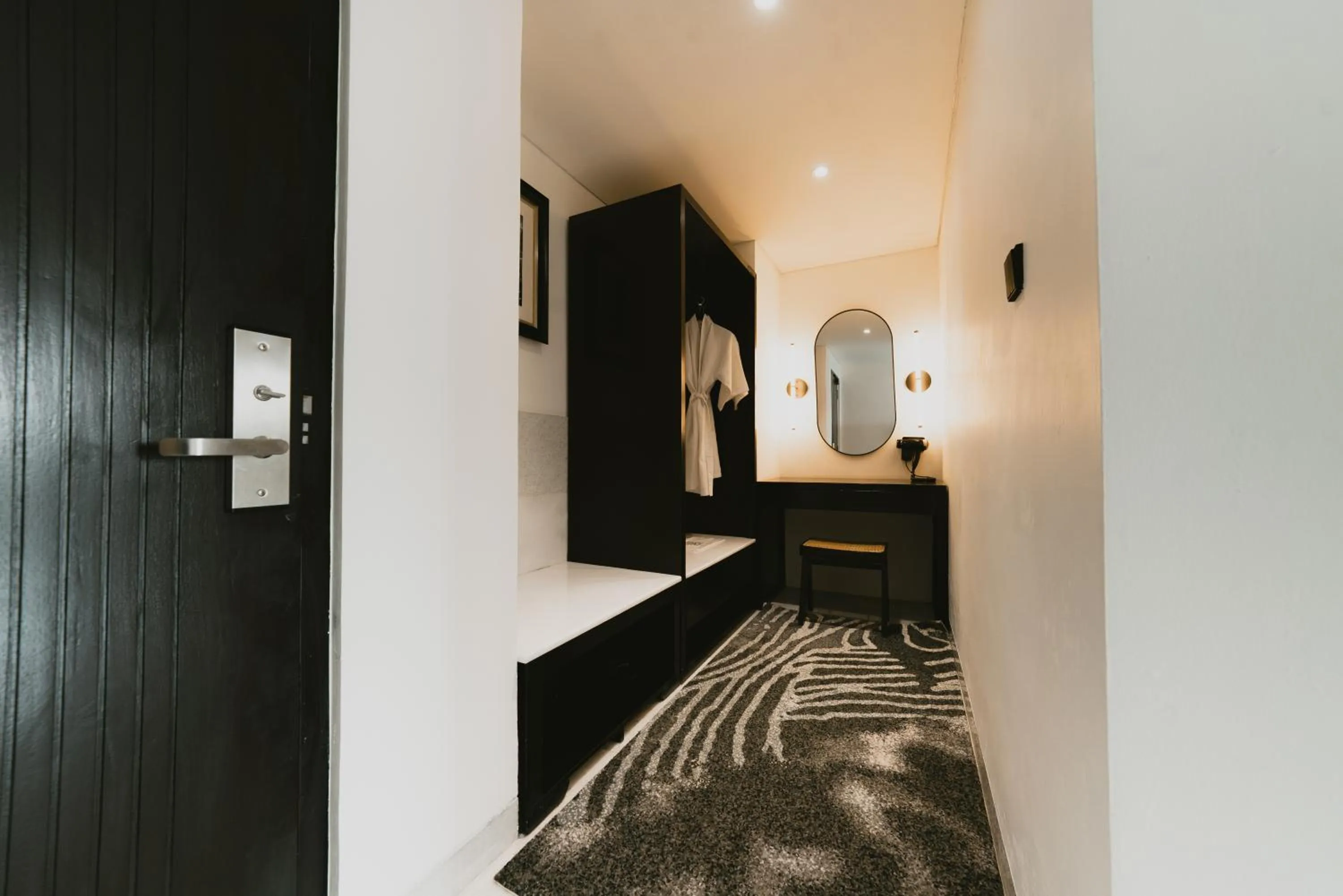 wardrobe, Bed in Forest Hills Hotel