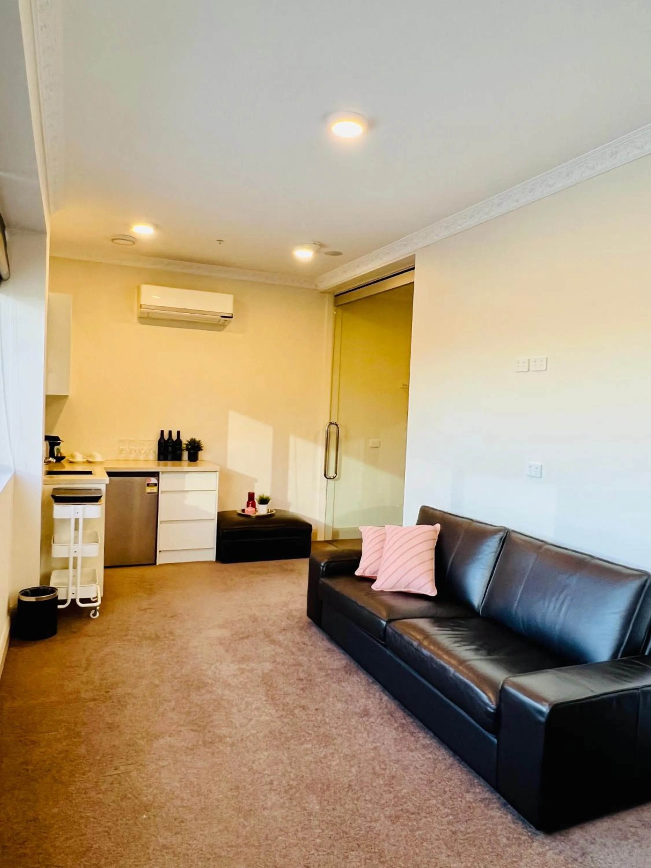 Living room in Clarendon Hotel