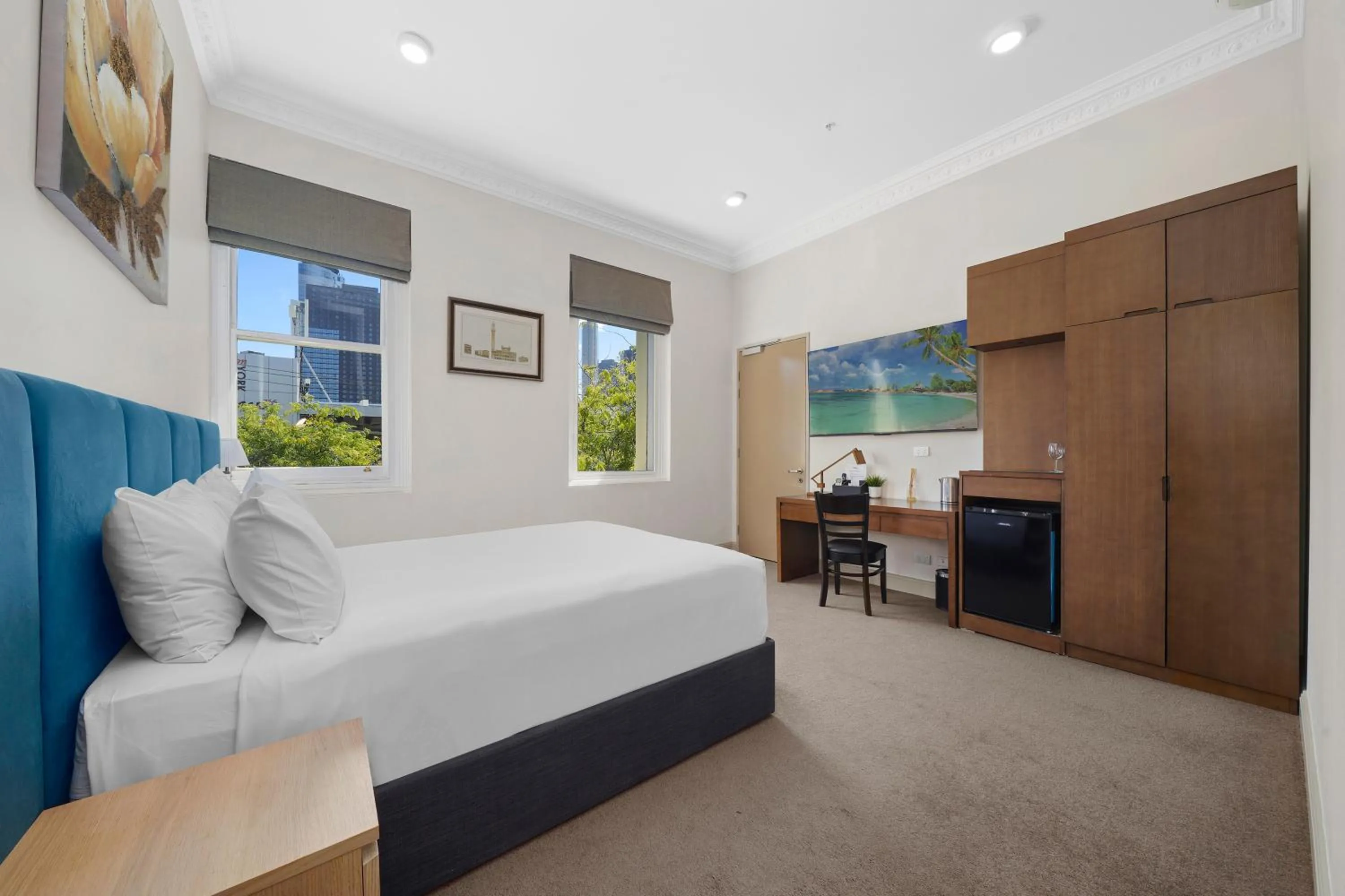 Photo of the whole room, Bed in Clarendon Hotel