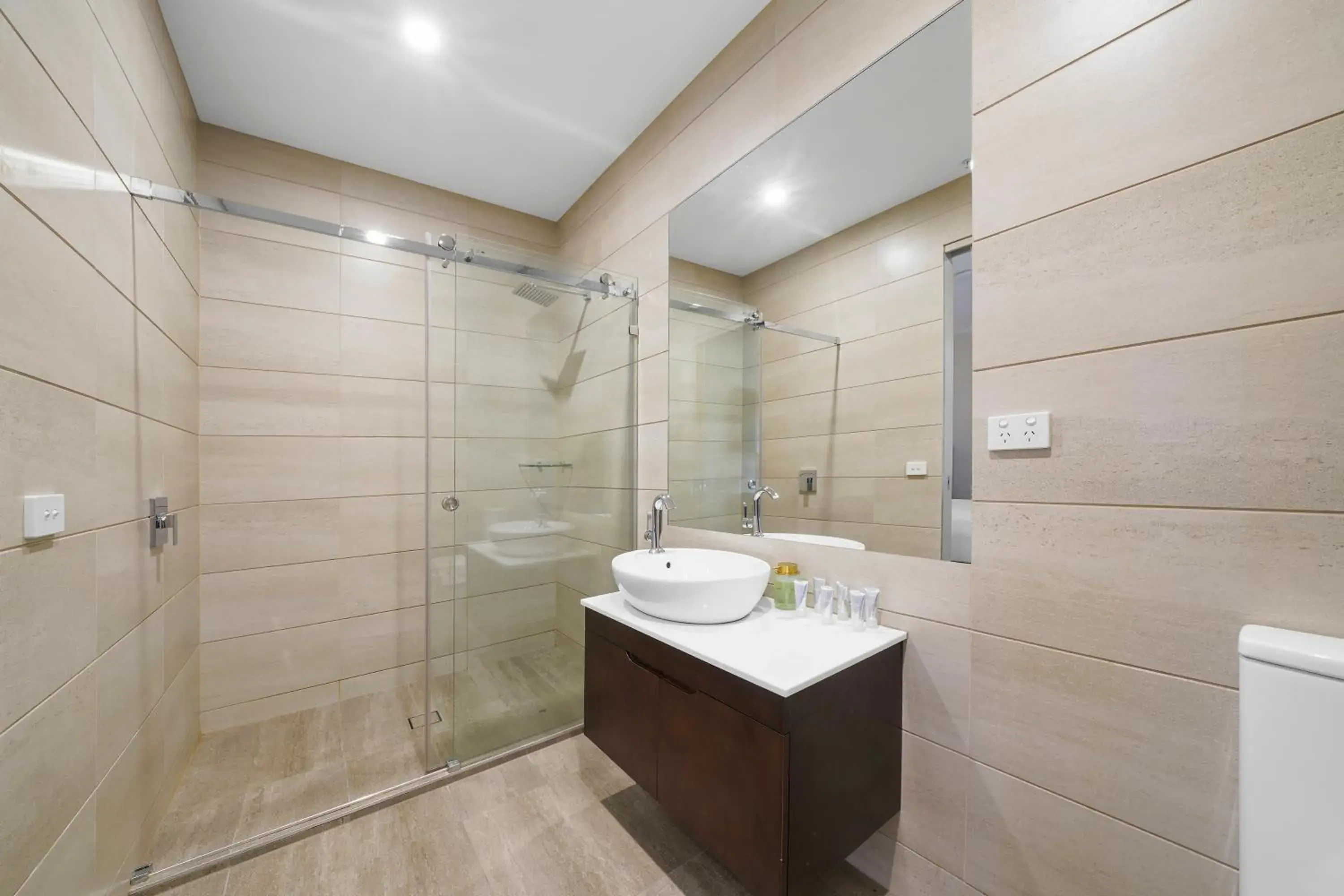 Deluxe Queen Suite in Clarendon Hotel Deluxe Queen Suite in Clarendon Hotel