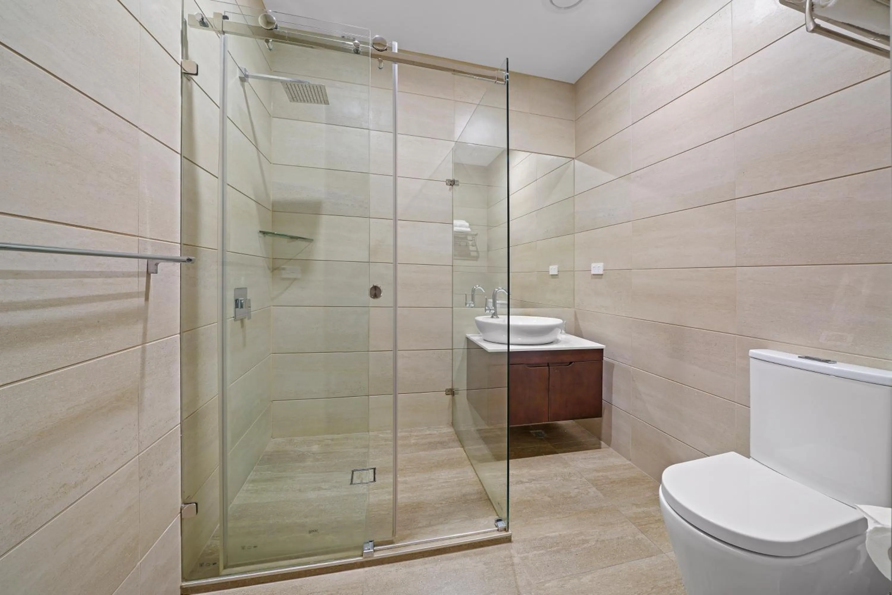 Bathroom in Clarendon Hotel