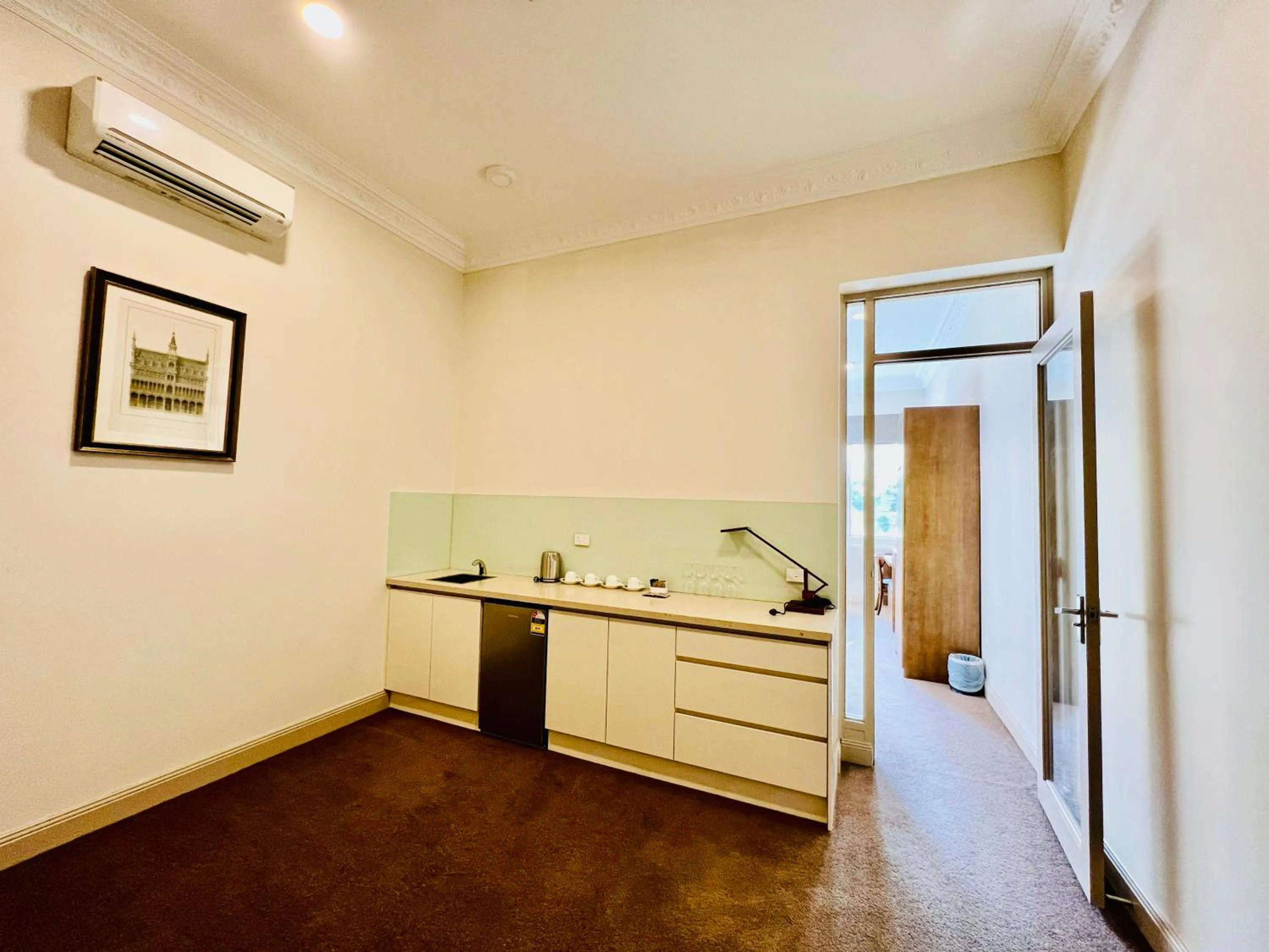 Kitchen or kitchenette in Clarendon Hotel