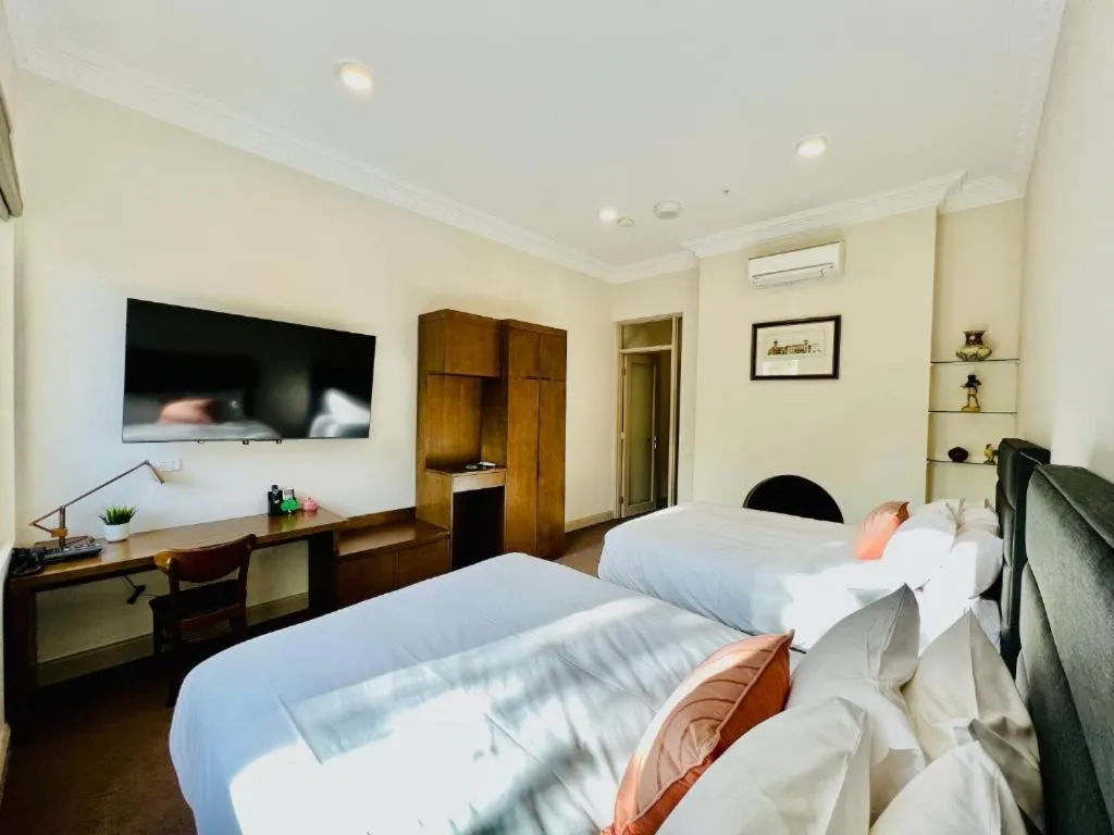 Photo of the whole room, Bed in Clarendon Hotel