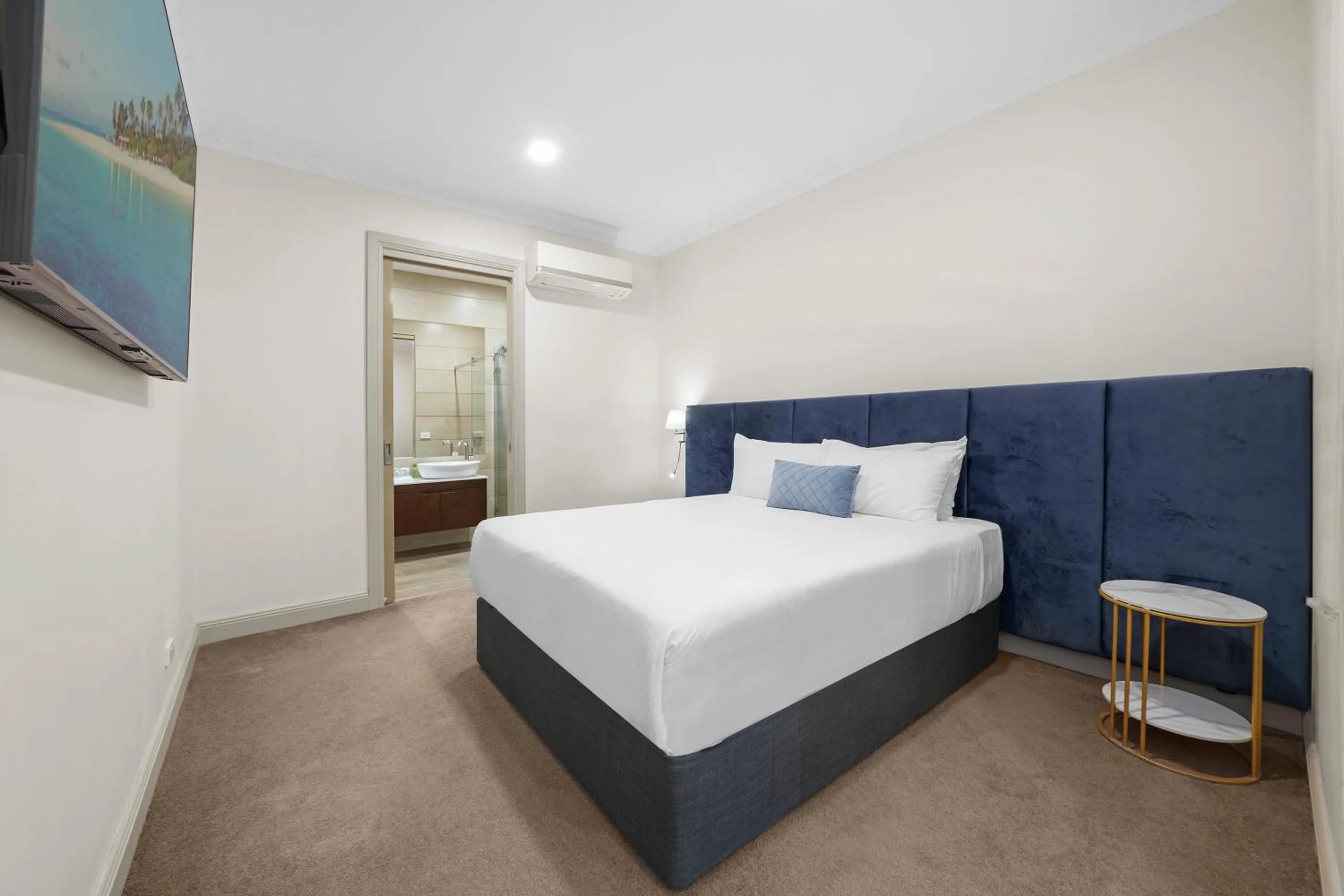 Bedroom, Bed in Clarendon Hotel