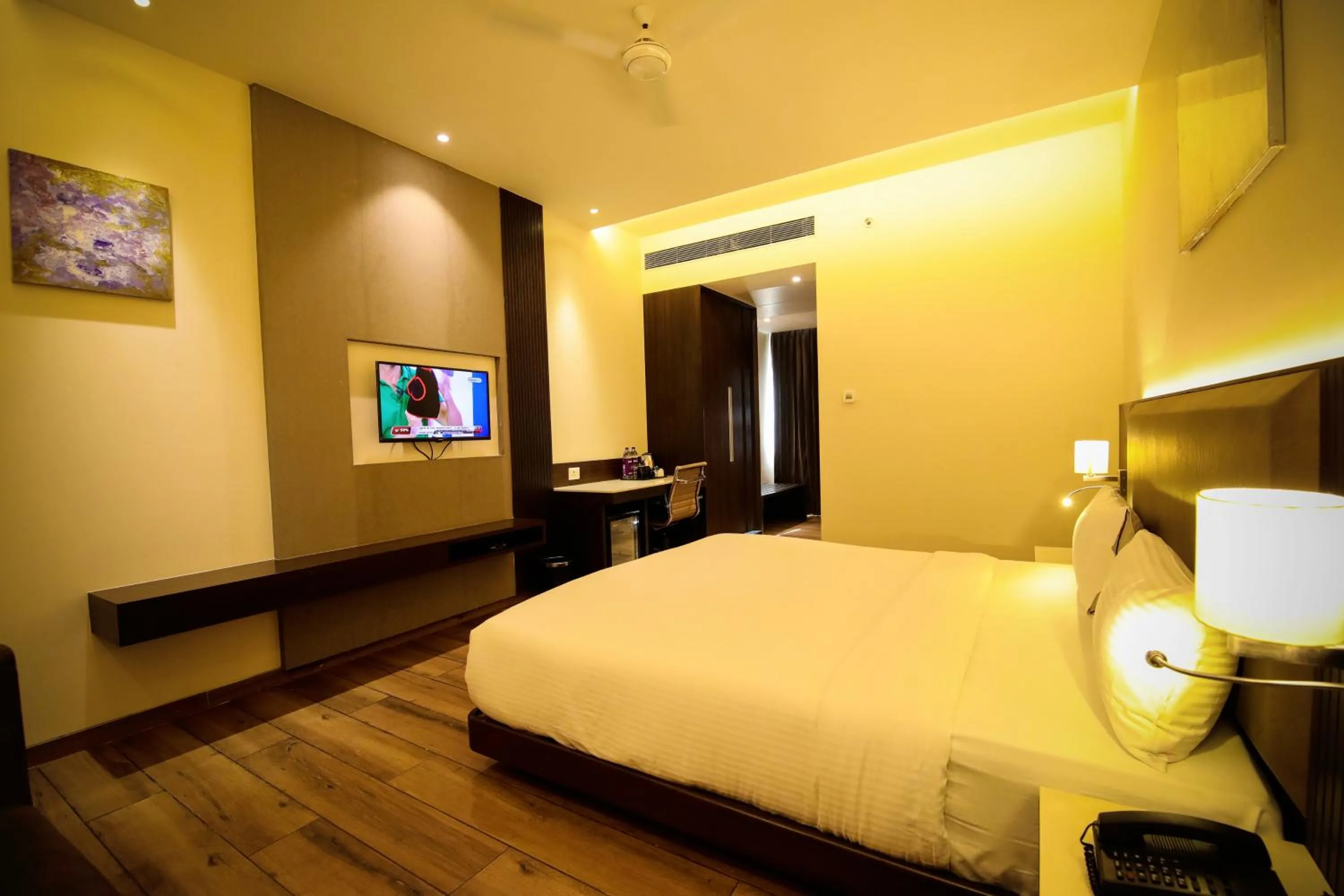 Communal lounge/ TV room, Bed in Enrise by Sayaji Rewa
