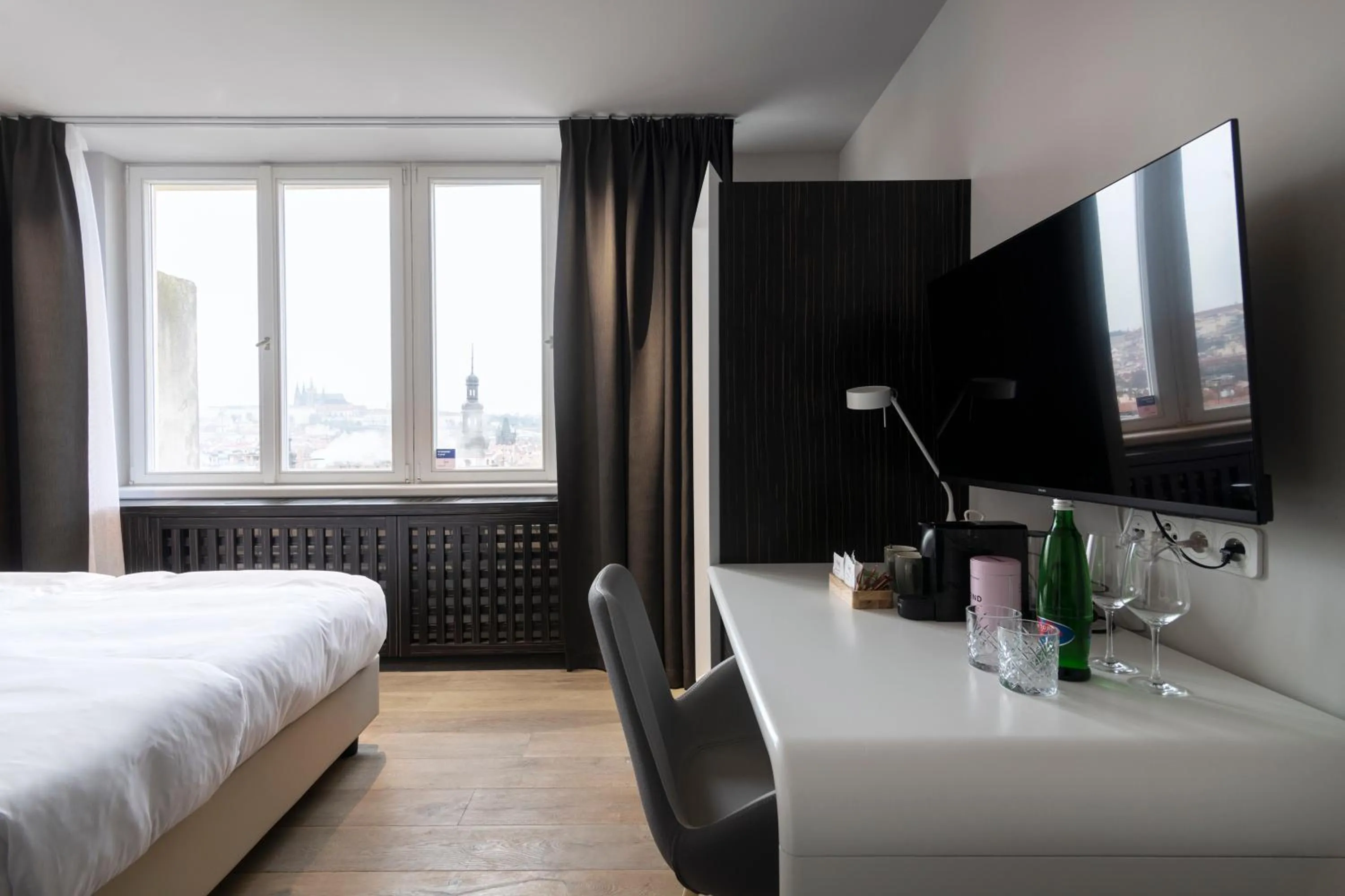 TV and multimedia, Bed in Numa Prague Poise