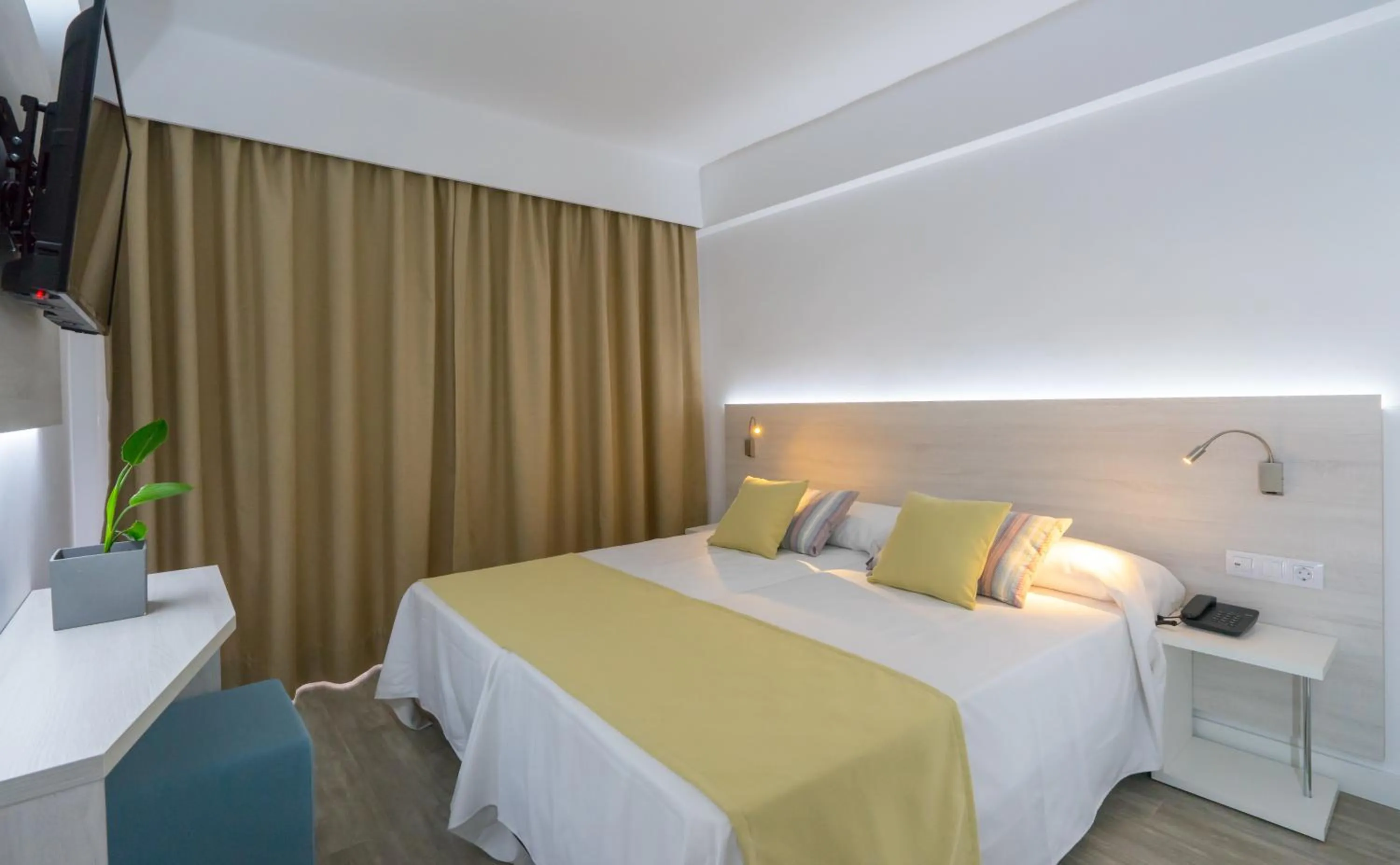 Photo of the whole room, Bed in O7 Vistanova