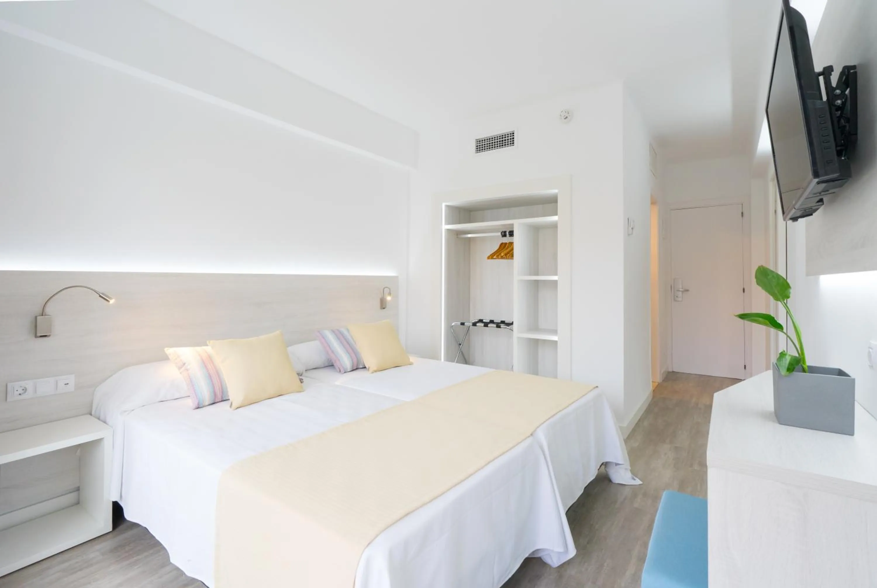 Photo of the whole room, Bed in O7 Vistanova