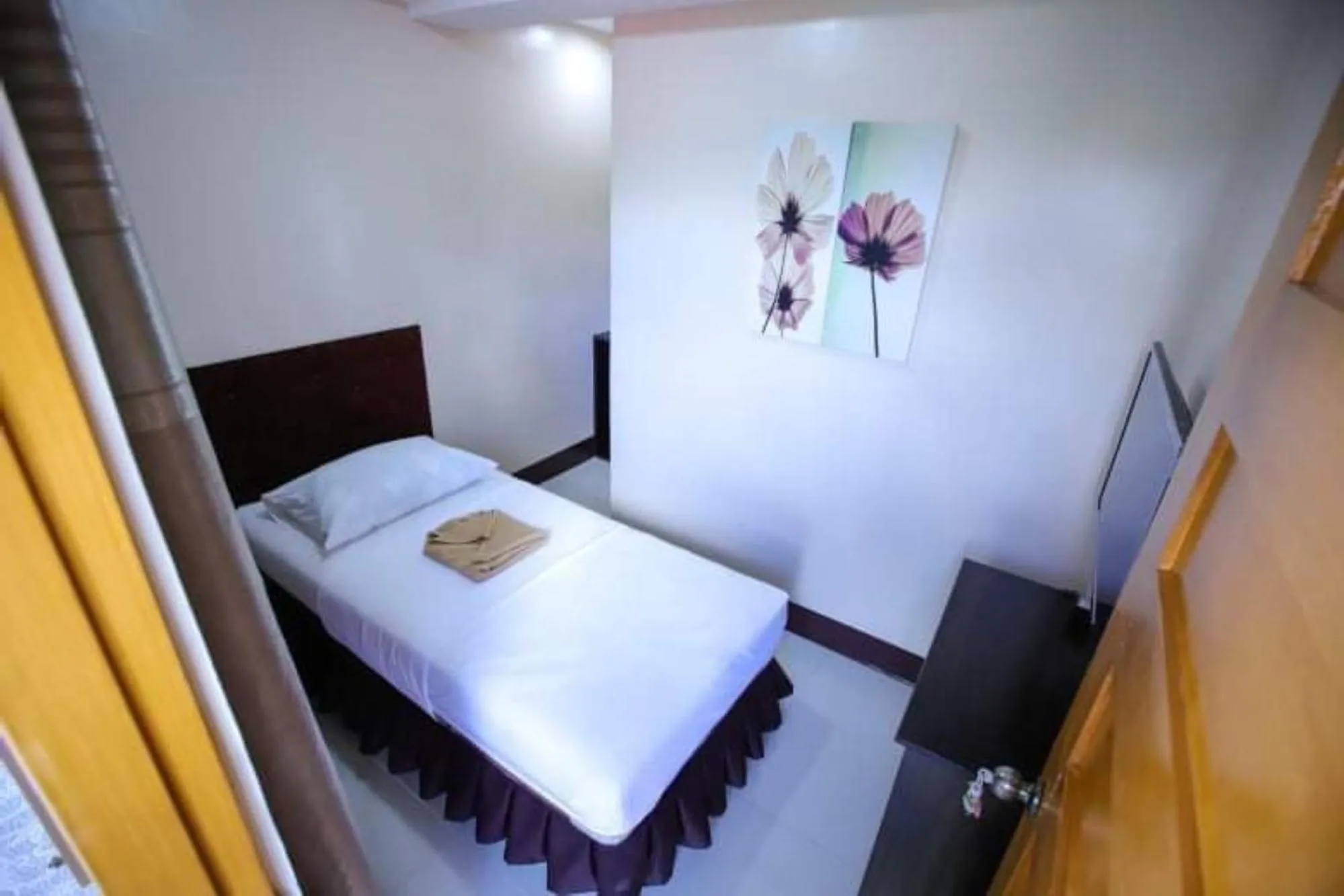 Bed in Marco s Tourist Inn by RedDoorz