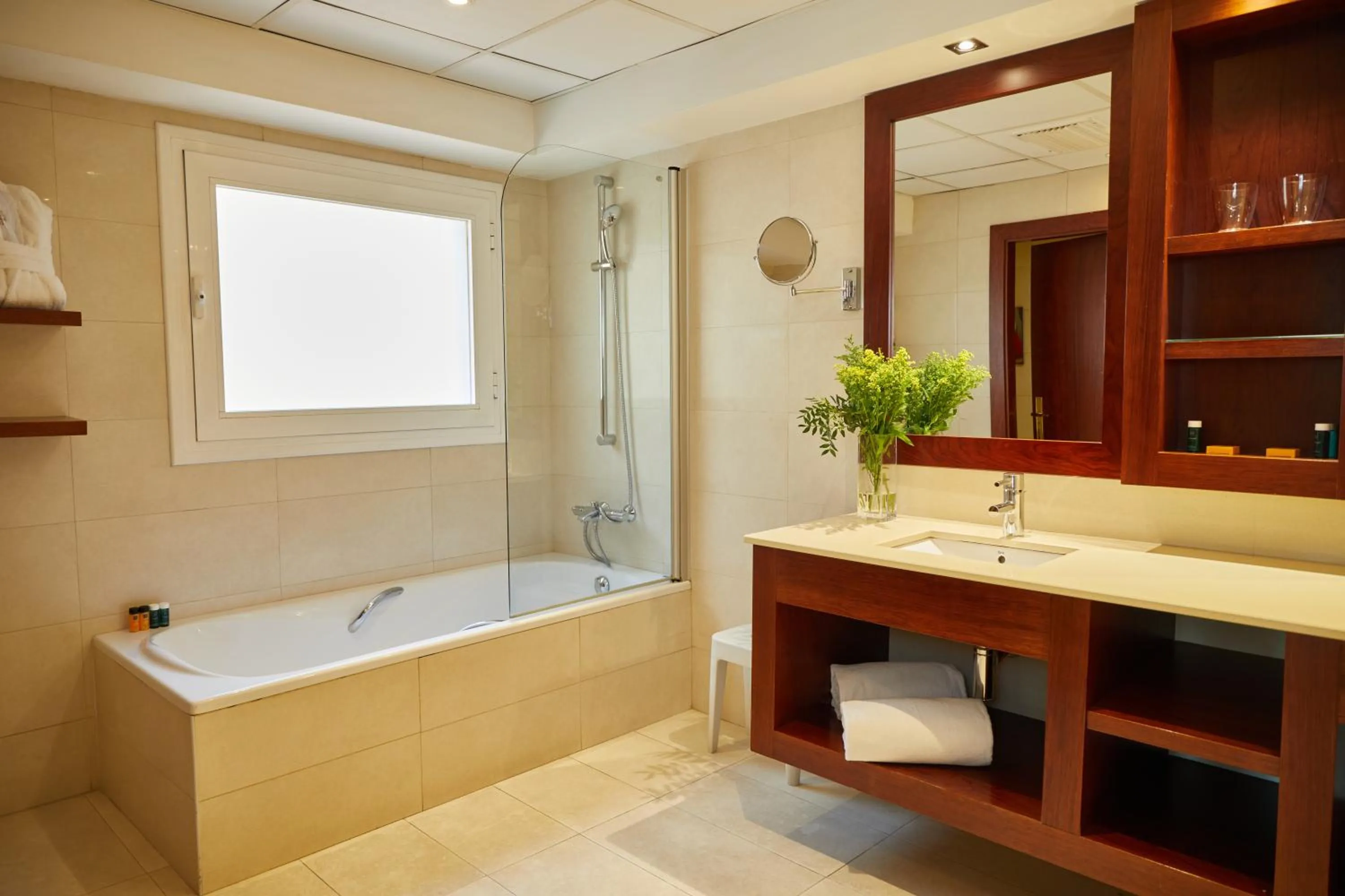 Bathroom in El Avenida Palace