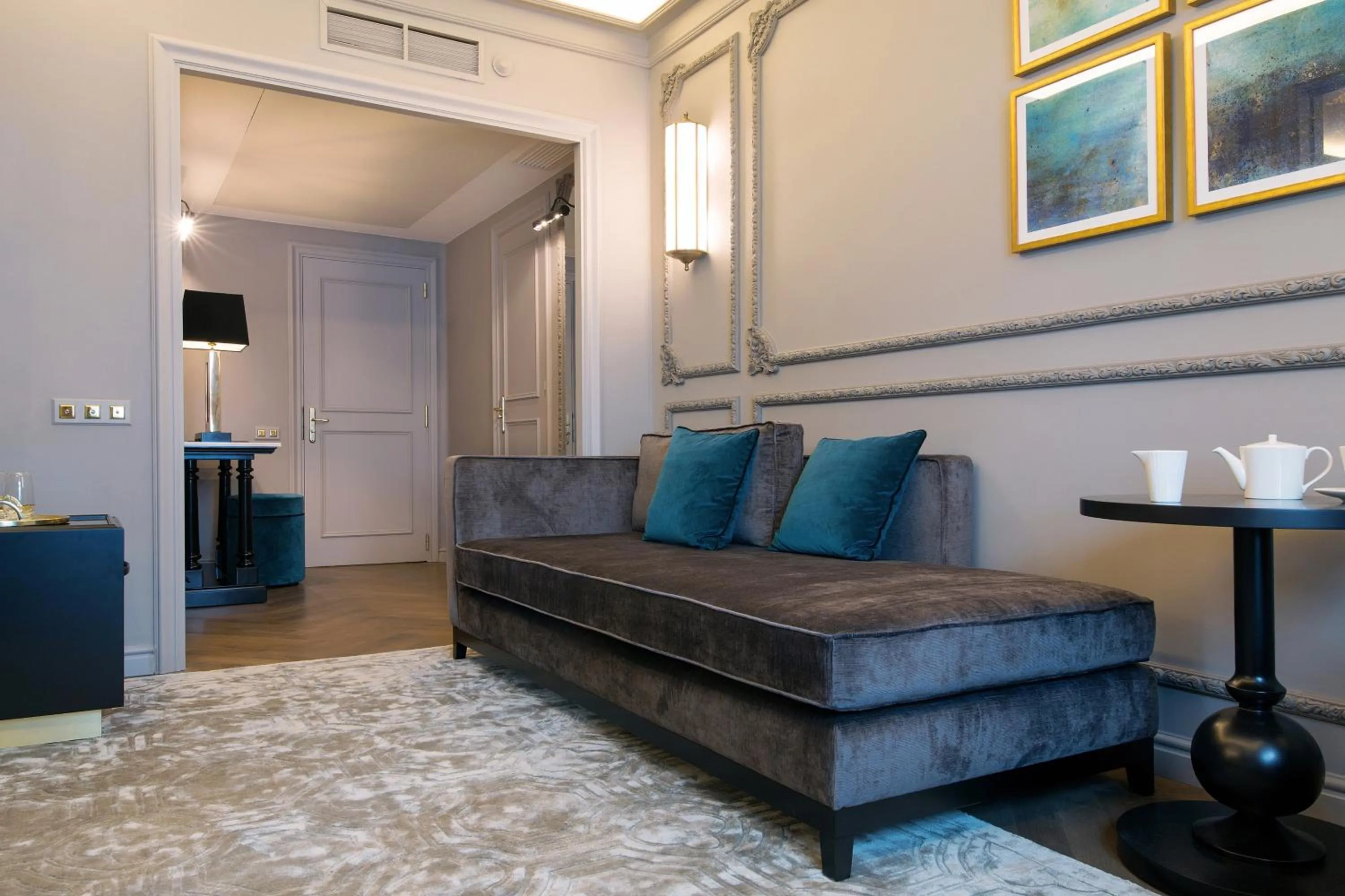 Seating area in El Avenida Palace