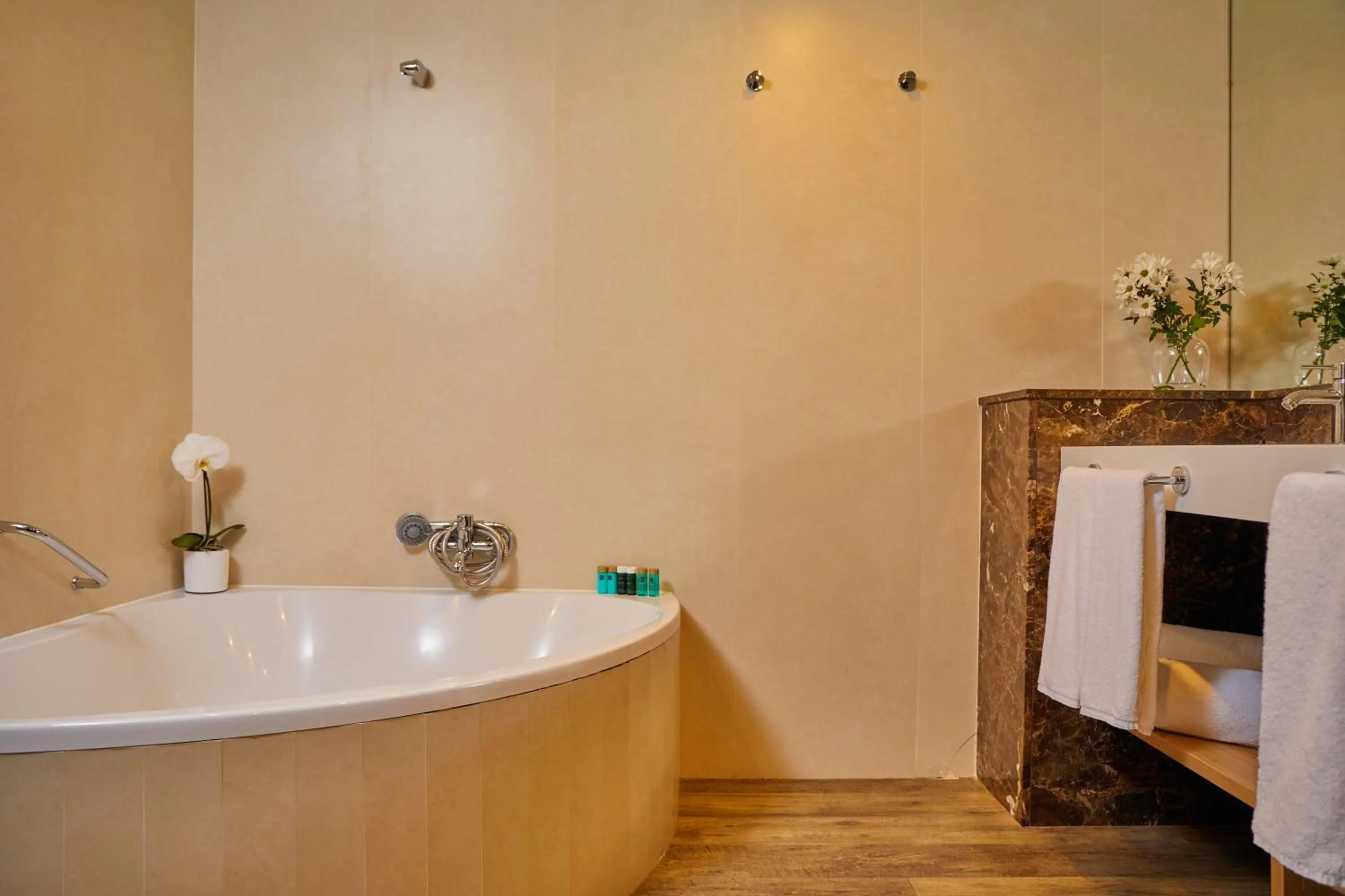 Bed in El Avenida Palace