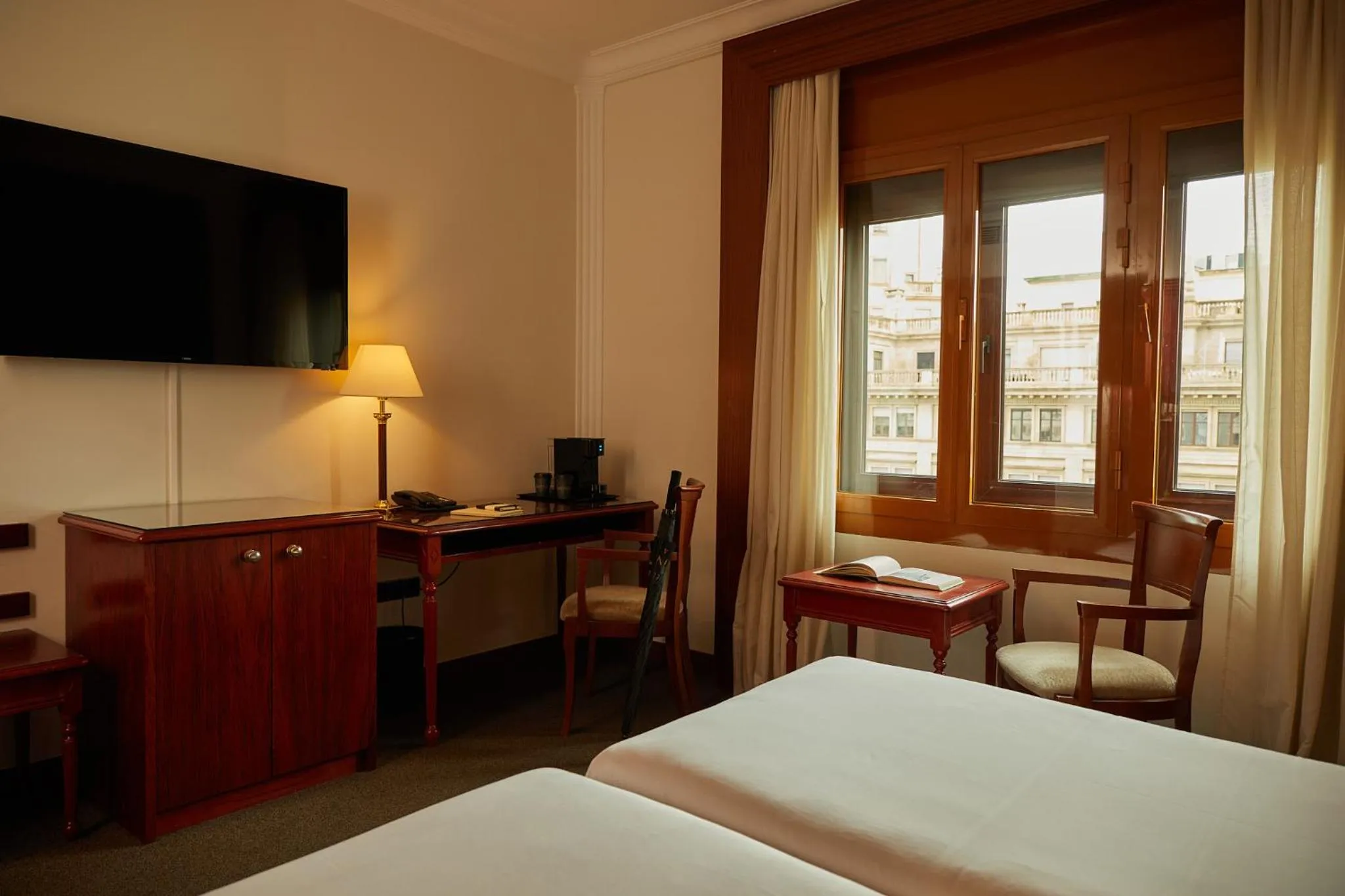 Communal lounge/ TV room, Bed in El Avenida Palace