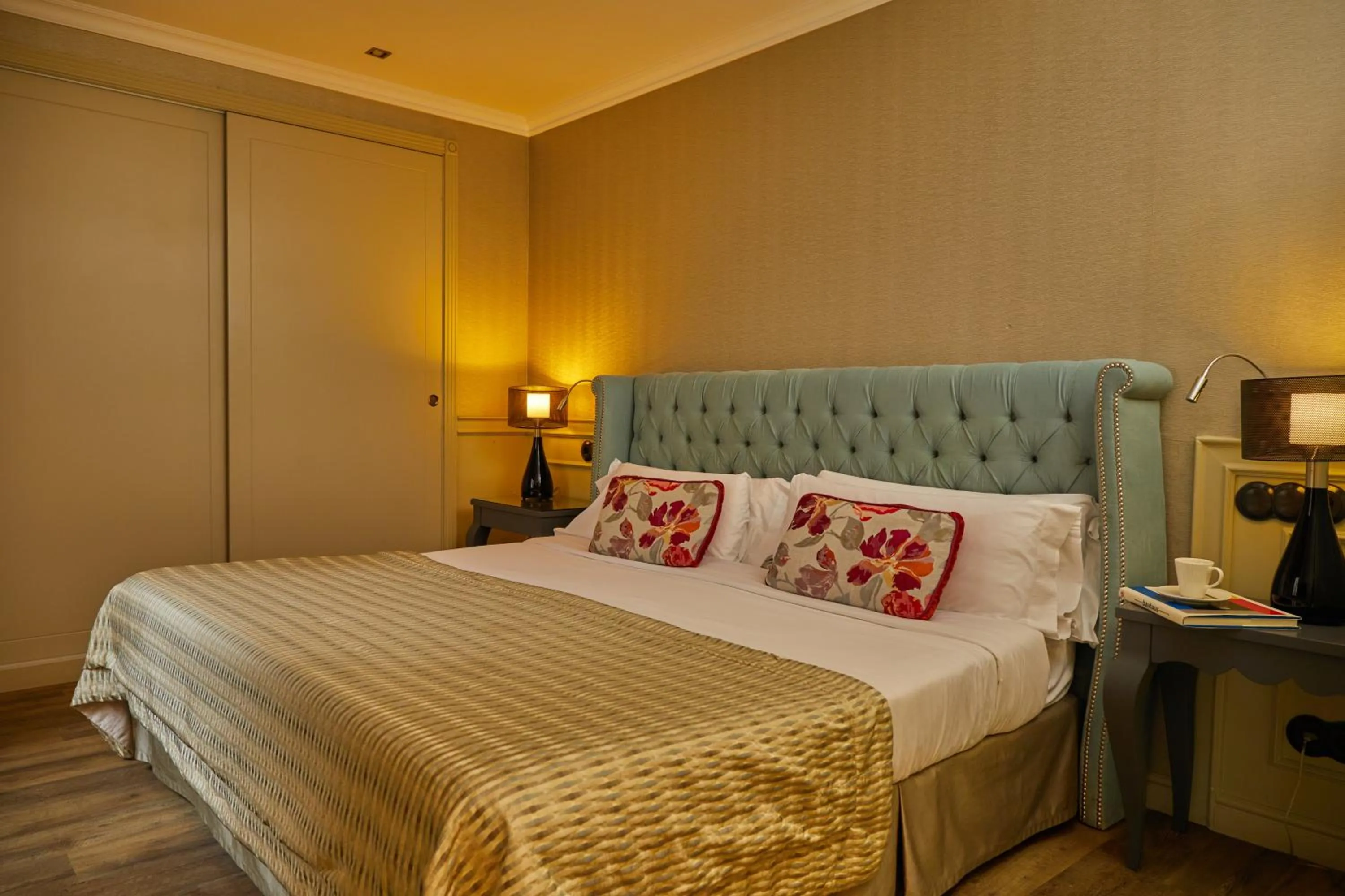 Bed in El Avenida Palace