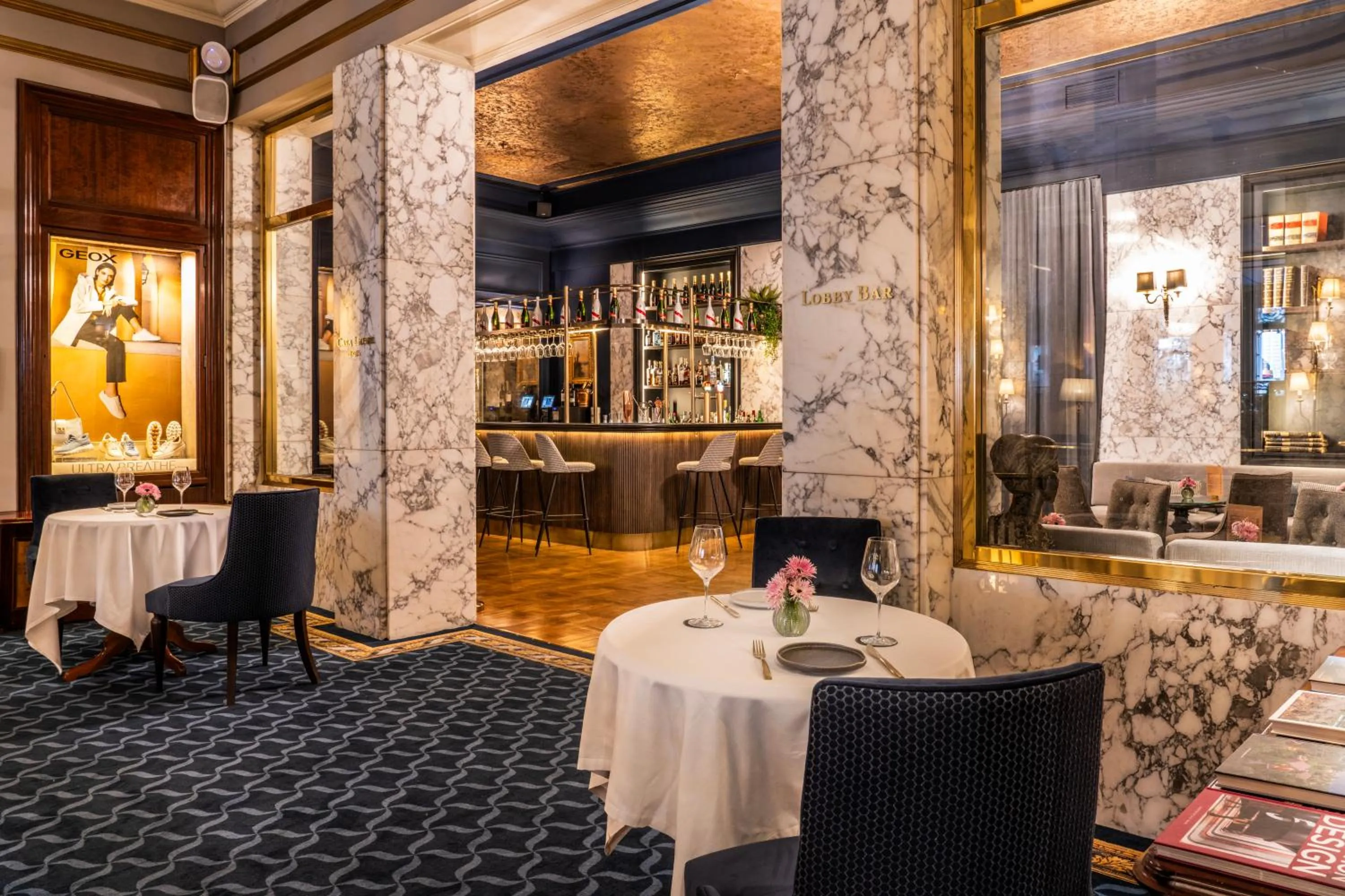 Lounge or bar in El Avenida Palace