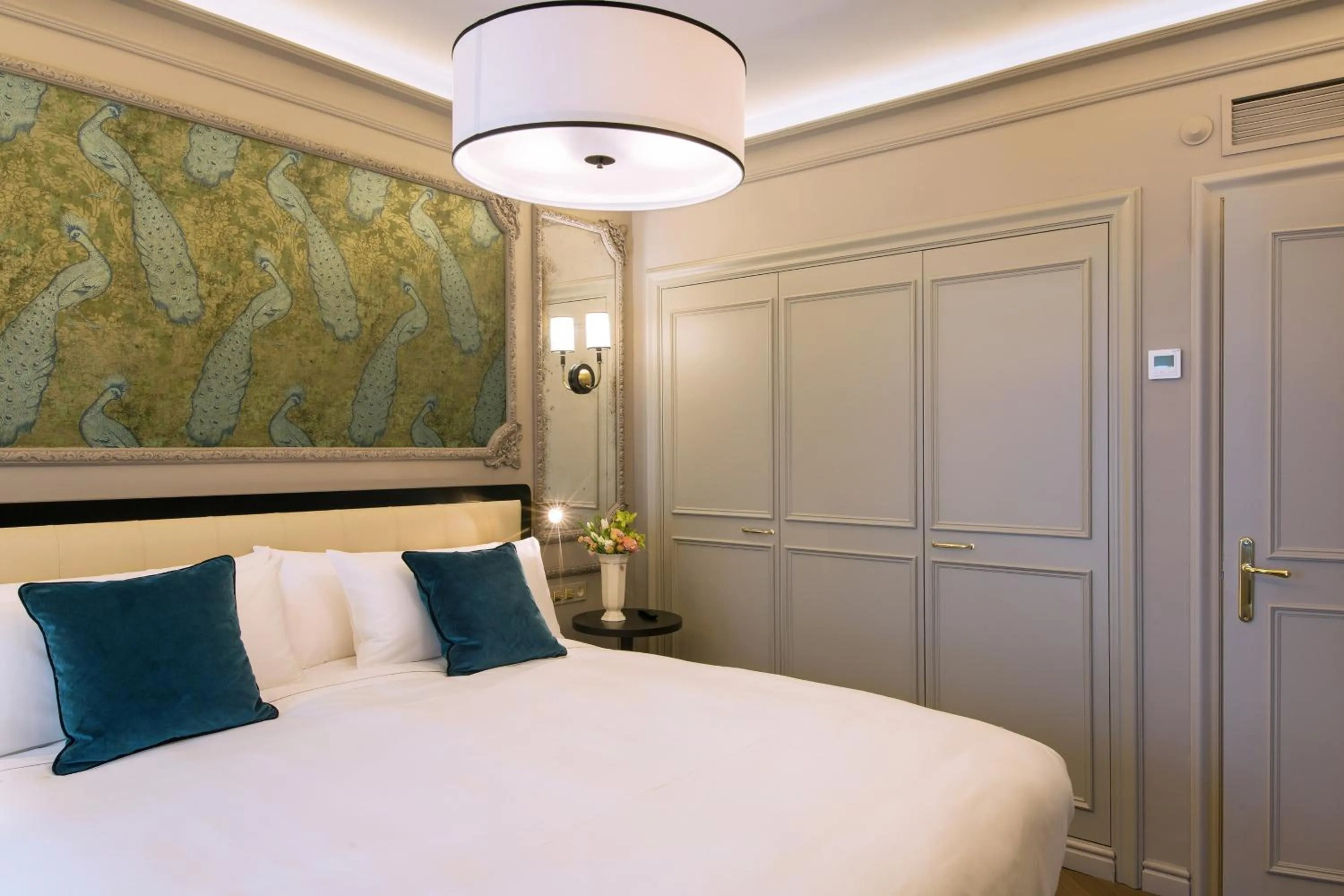 Bed in El Avenida Palace