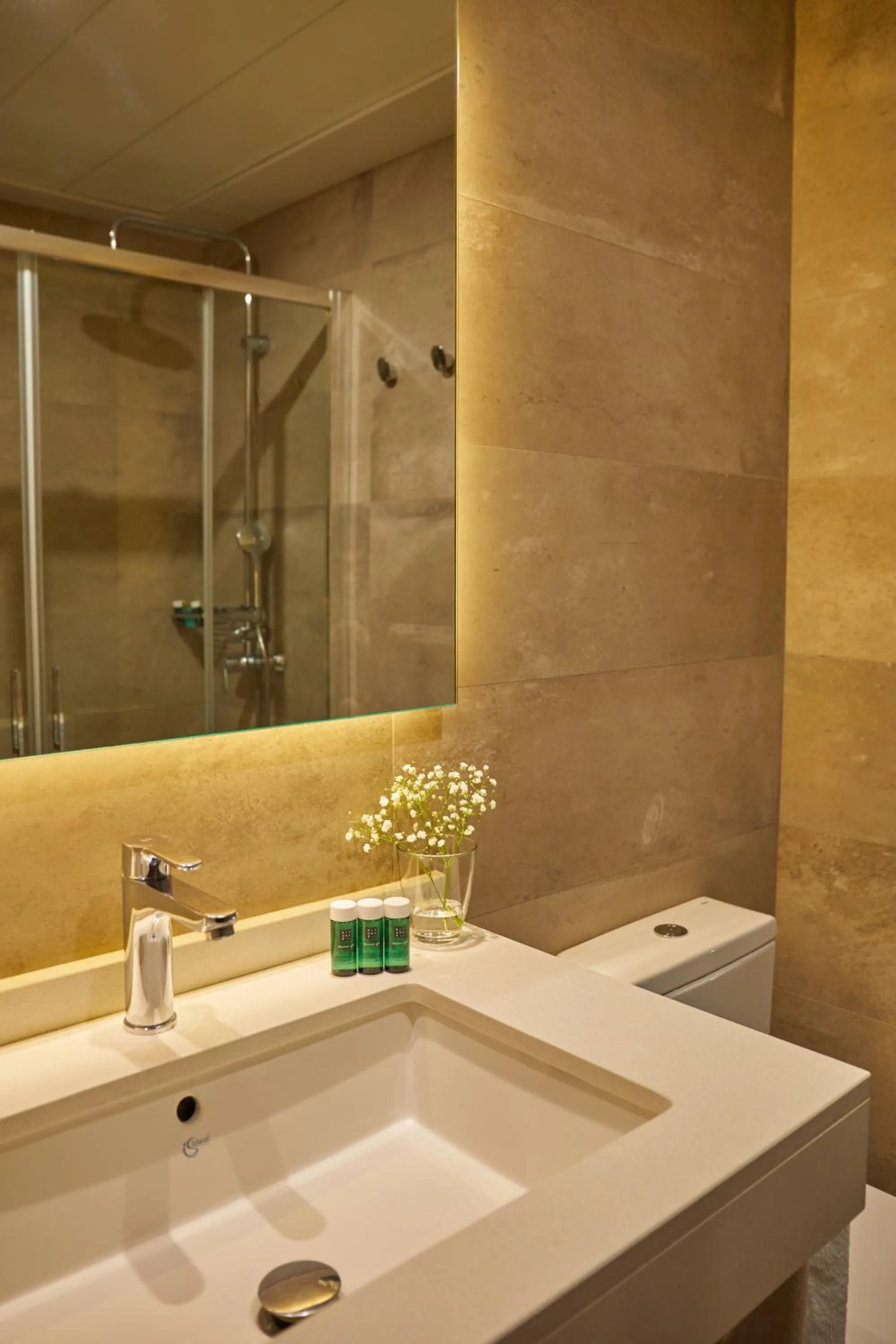 Shower in El Avenida Palace