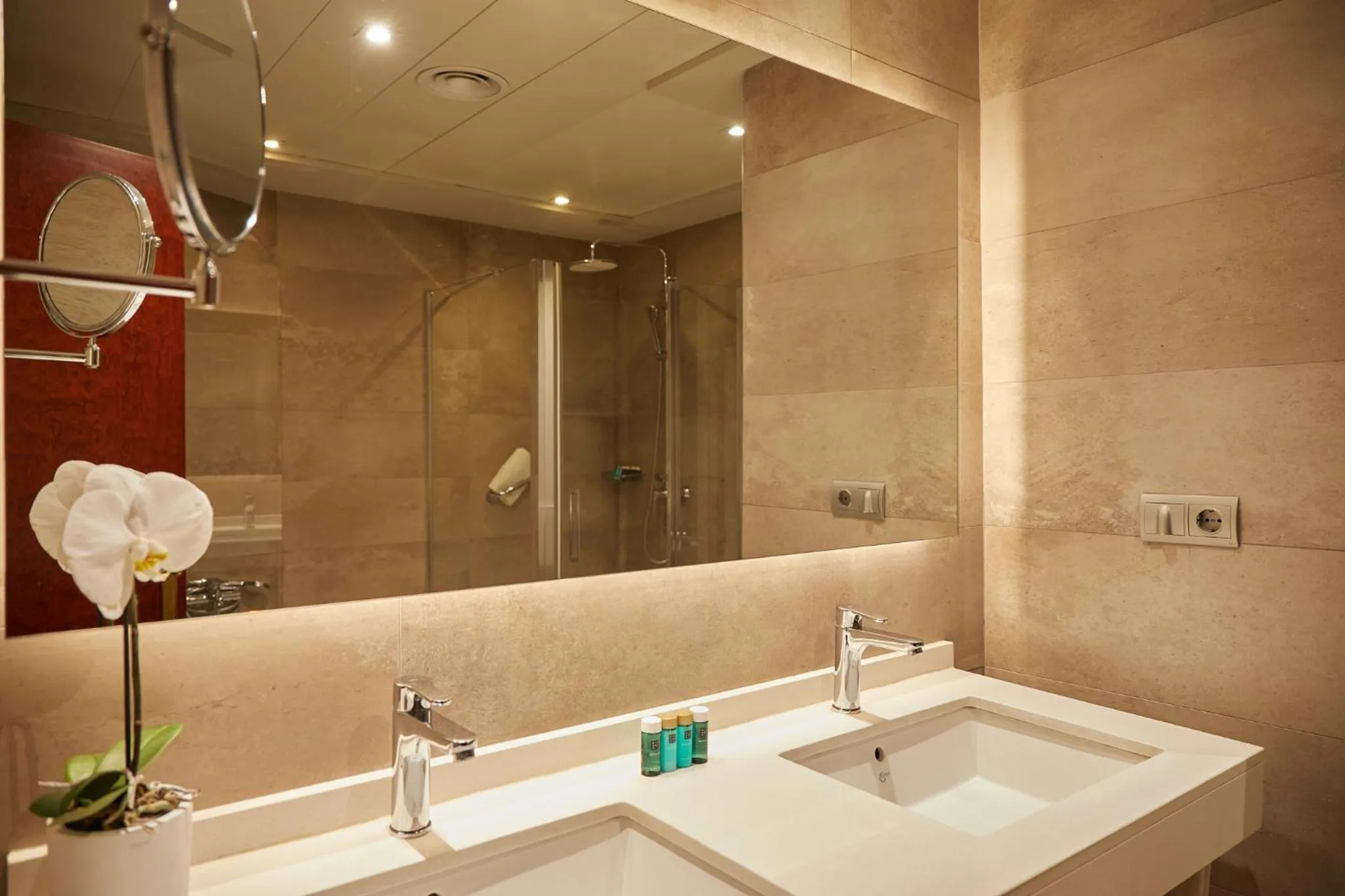 Shower in El Avenida Palace