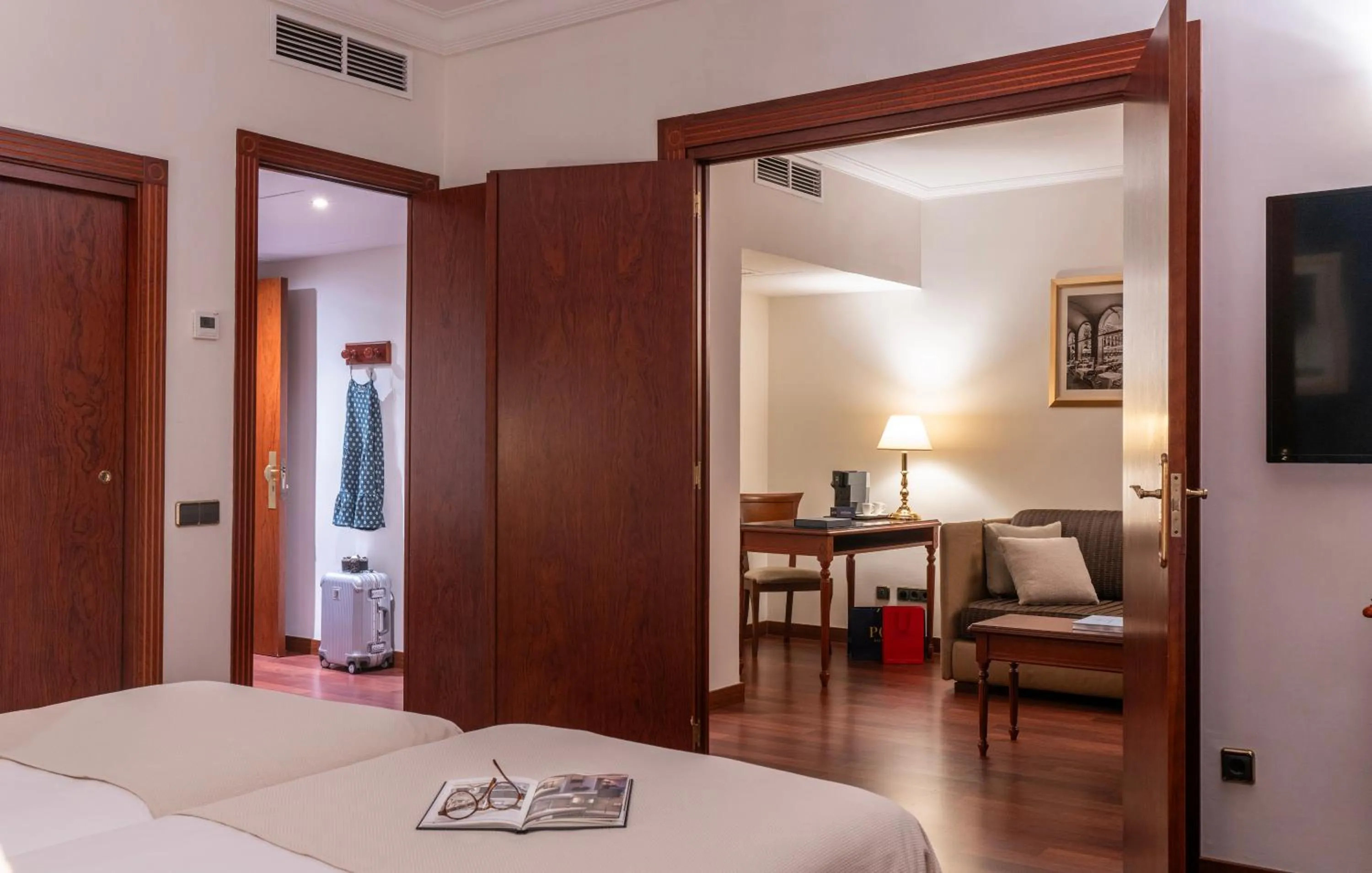 Seating area, Bed in El Avenida Palace