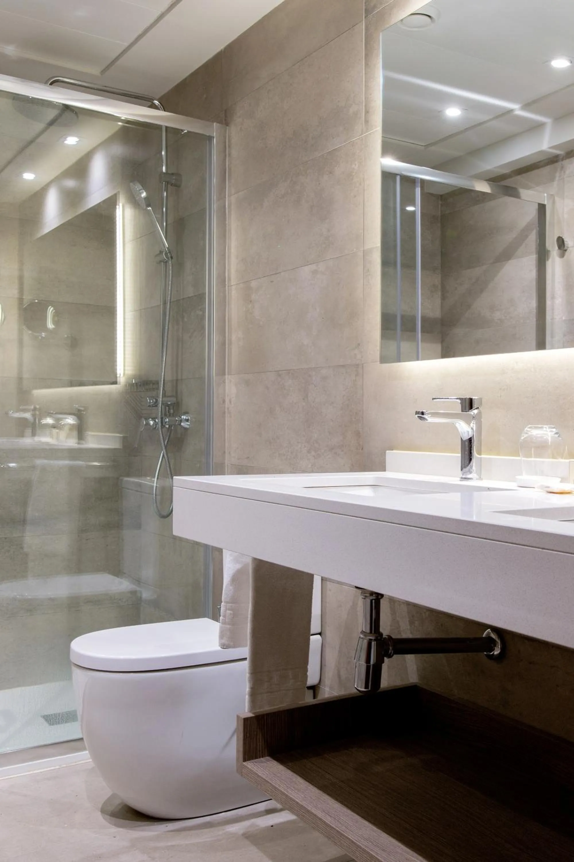 Shower in El Avenida Palace