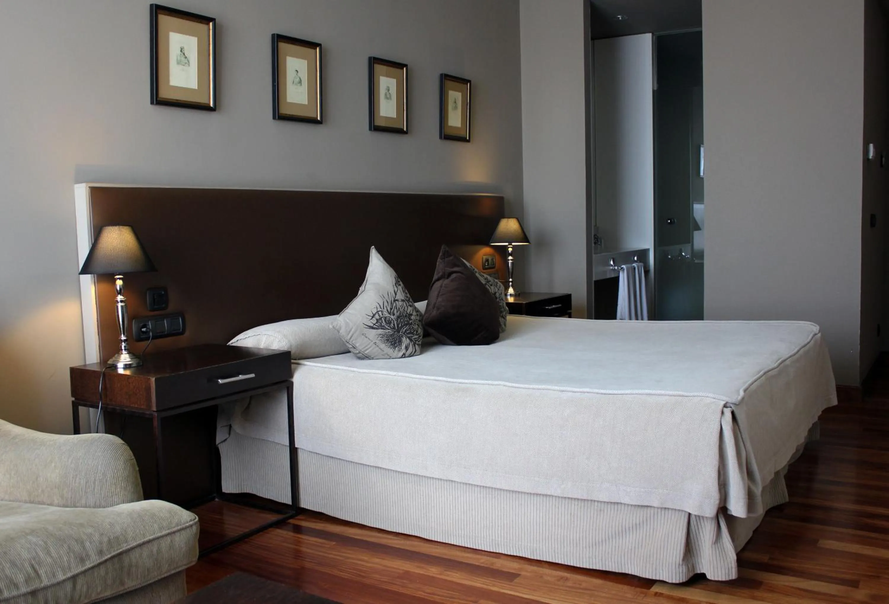 Photo of the whole room, Bed in Hotel Vinícola Real-200 Monges