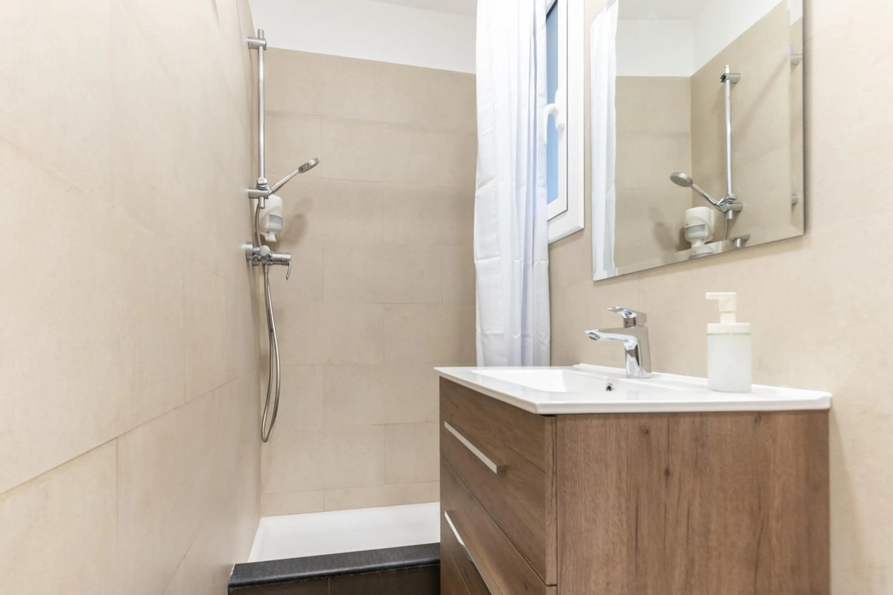 Shower in Atica Apartments - by Weflating