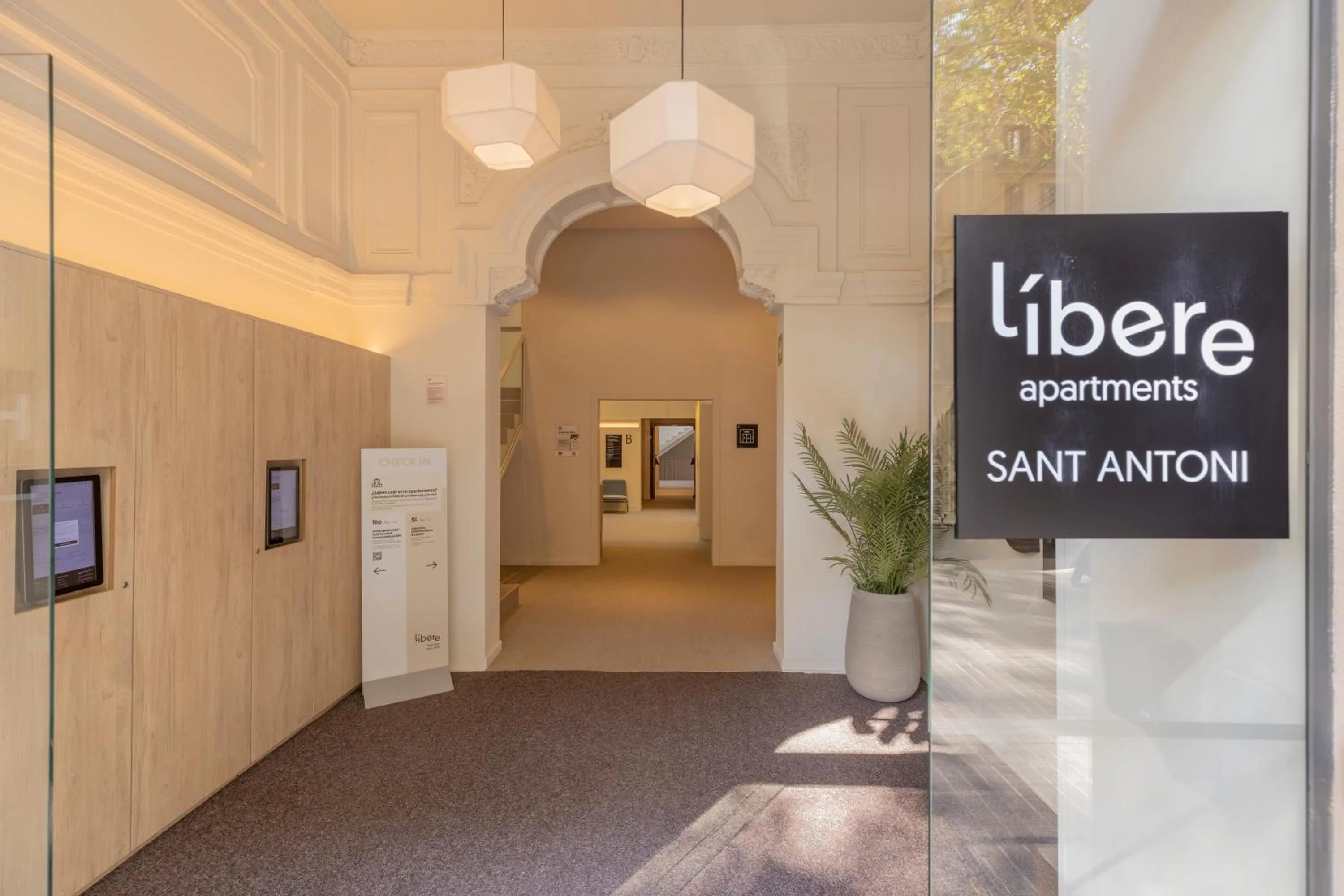 Property logo or sign in Líbere Barcelona Sant Antoni