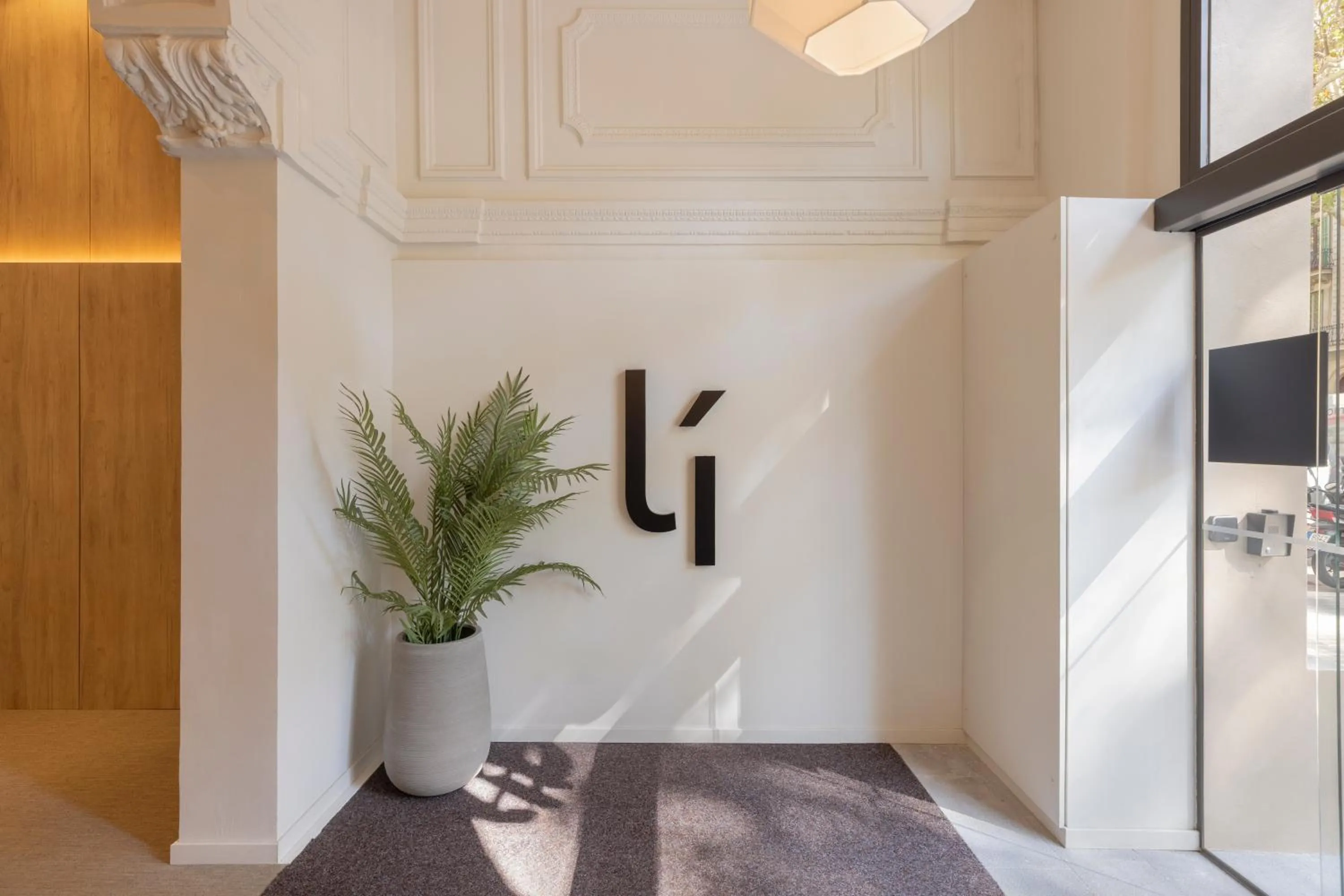 Logo/Certificate/Sign in Líbere Barcelona Sant Antoni