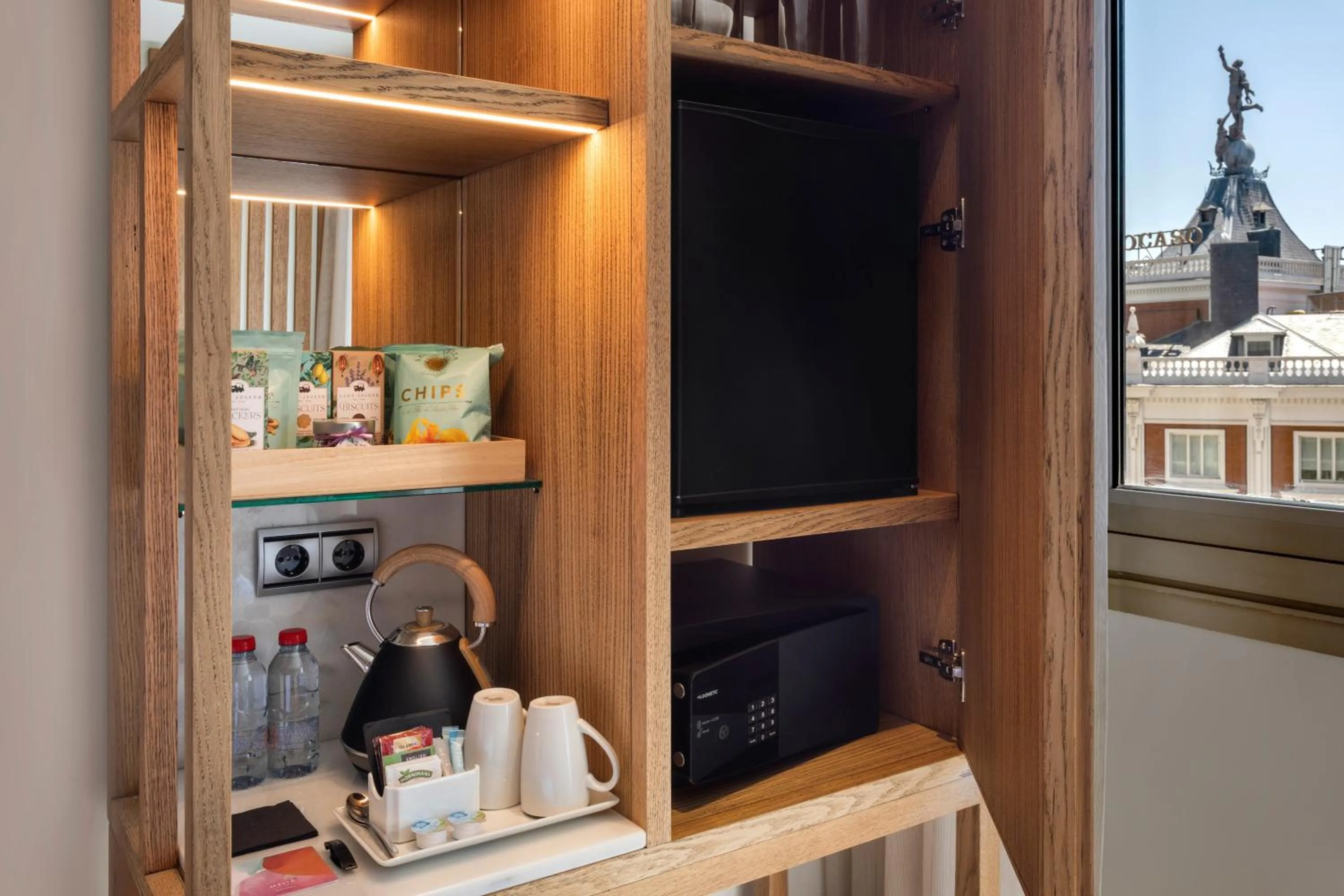 Coffee/tea facilities in Melia Madrid Princesa