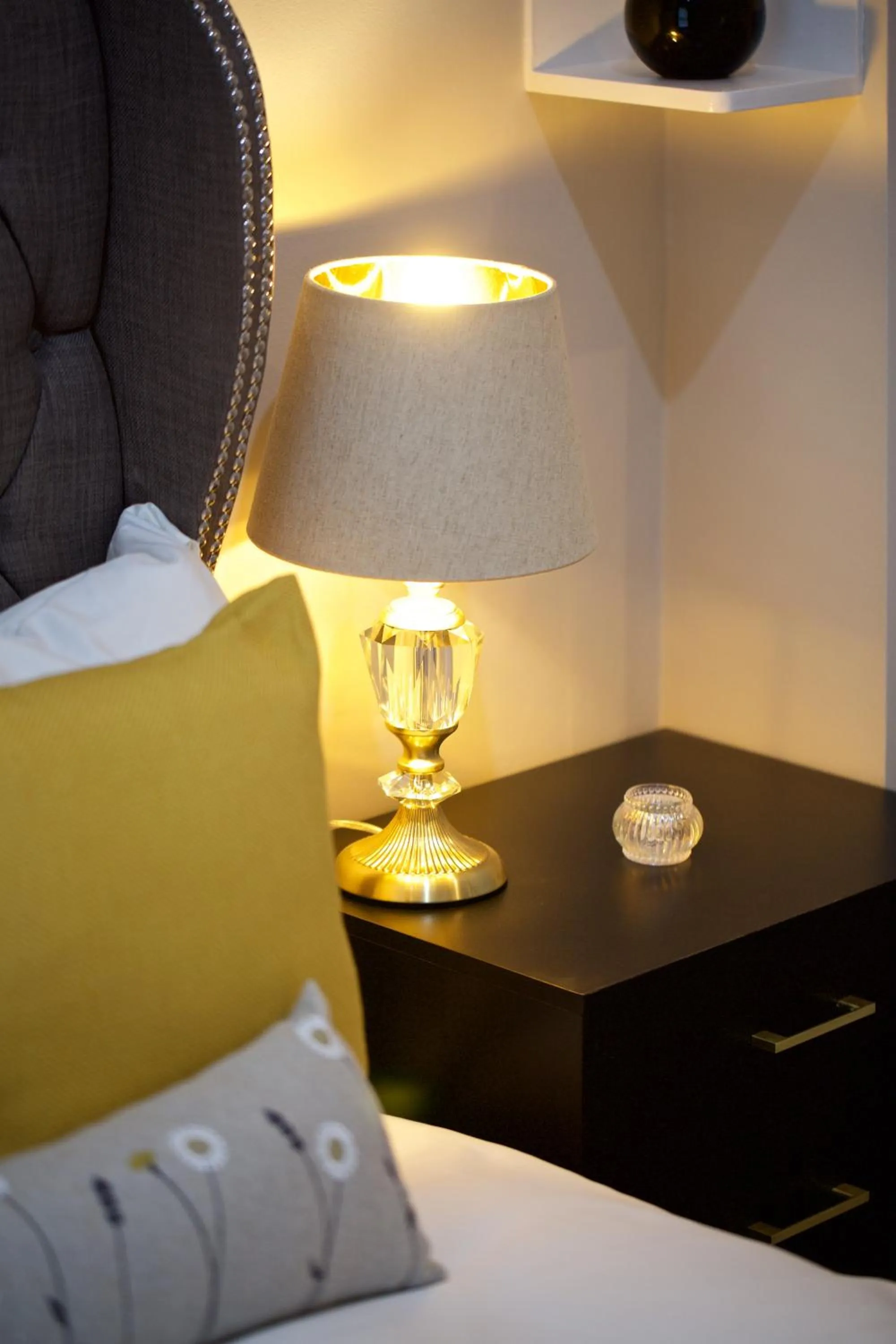 Bedroom, Bed in Avari Apartments - Winchester Collection