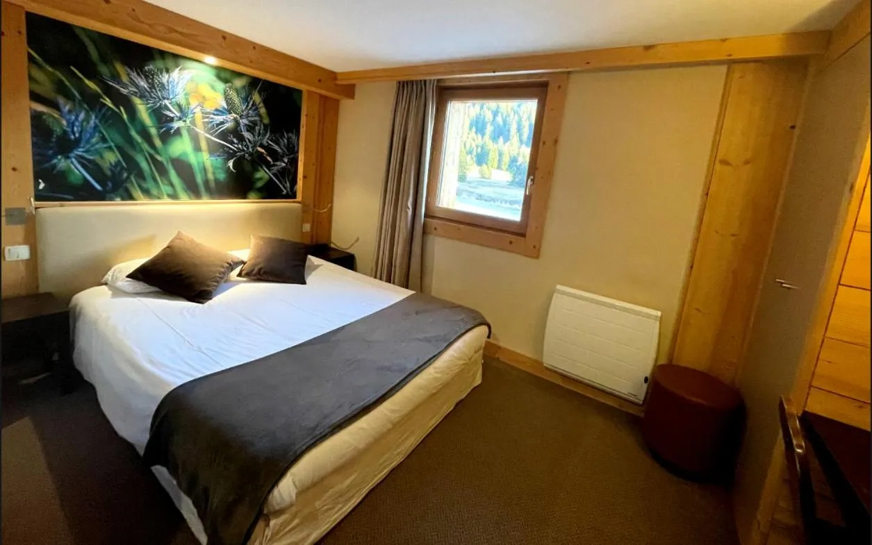 Bed in Logis Chalet Hotel Vaccapark