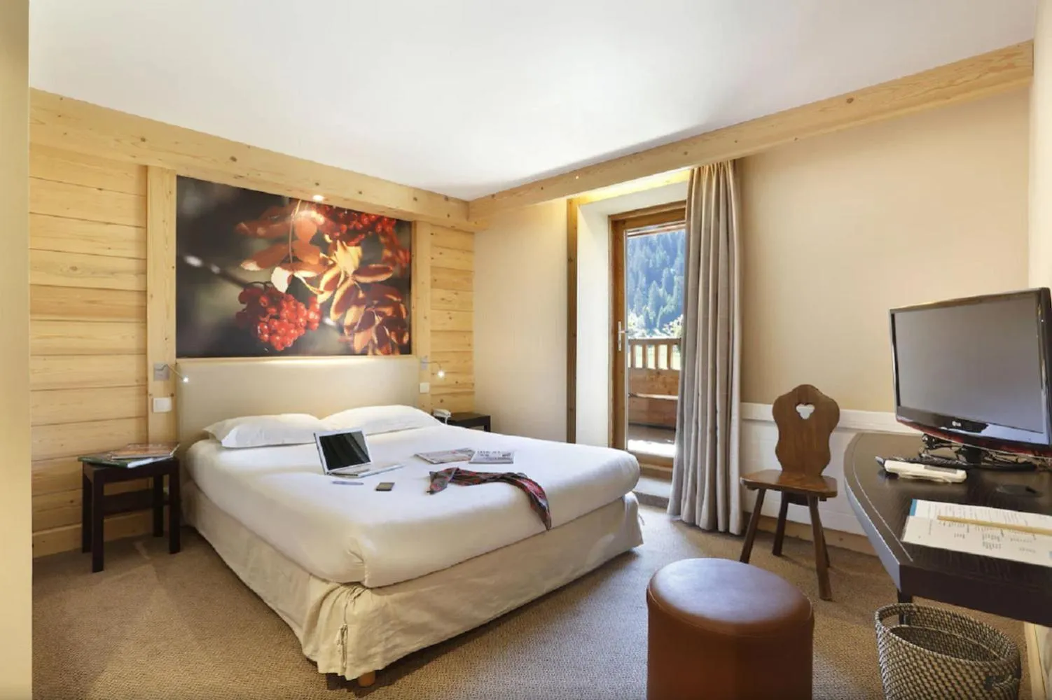 TV and multimedia, Bed in Logis Chalet Hotel Vaccapark