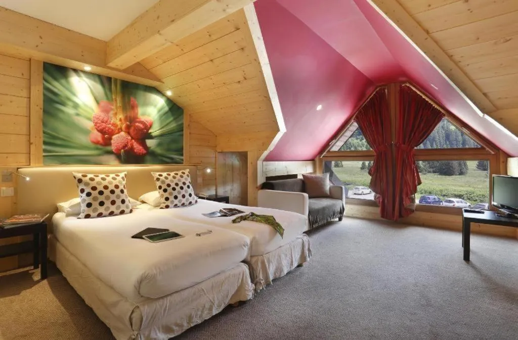 Seating area, Bed in Logis Chalet Hotel Vaccapark